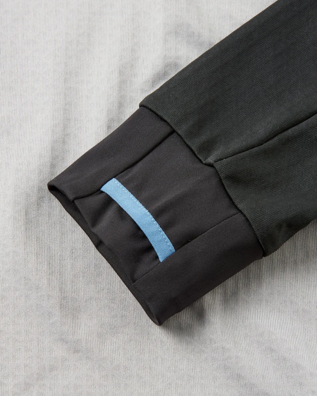 alpine_recyceltes_base_layer_langarmtshirt__schwarzgrau_11.webp Outlet Alpine Recyceltes Base Layer Langarm-T-Shirt - Schwarz/Grau Herren T-shirts & Tanktops | Oberteile