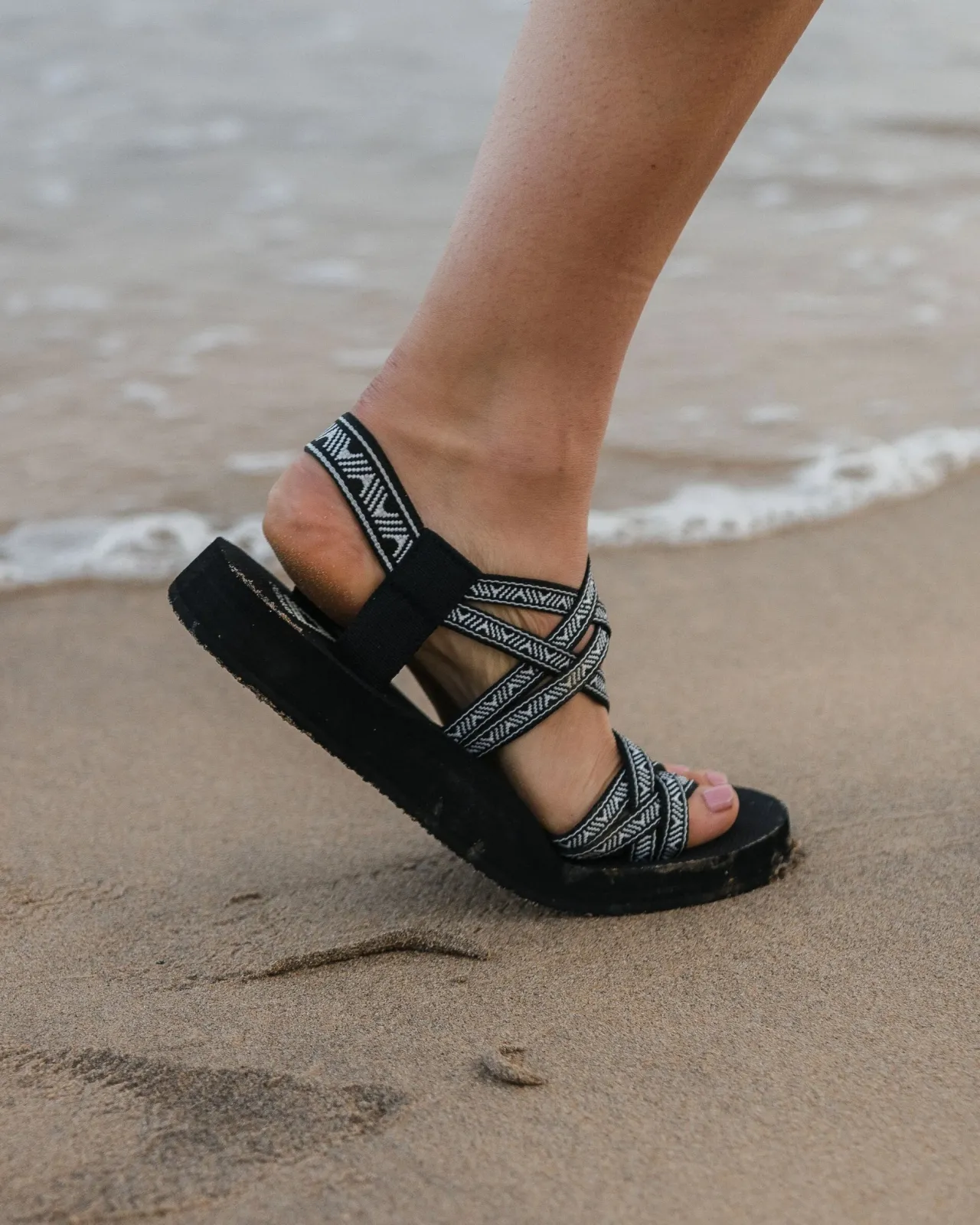 atlas_sandale__pfad_monochrome_2.webp Store Atlas Sandale - Pfad Monochrome Damen Flip Flops & Sandalen