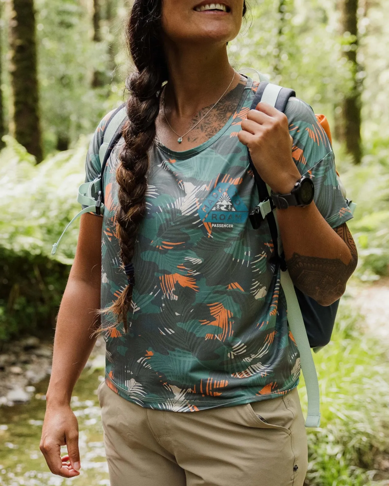 chakra_tie_back_aktiv_recyceltes_tshirt__palm_camo_tiefsee_2.webp Discount Chakra Tie Back Aktiv Recyceltes T-Shirt - Palm Camo Tiefsee Damen Oberteile