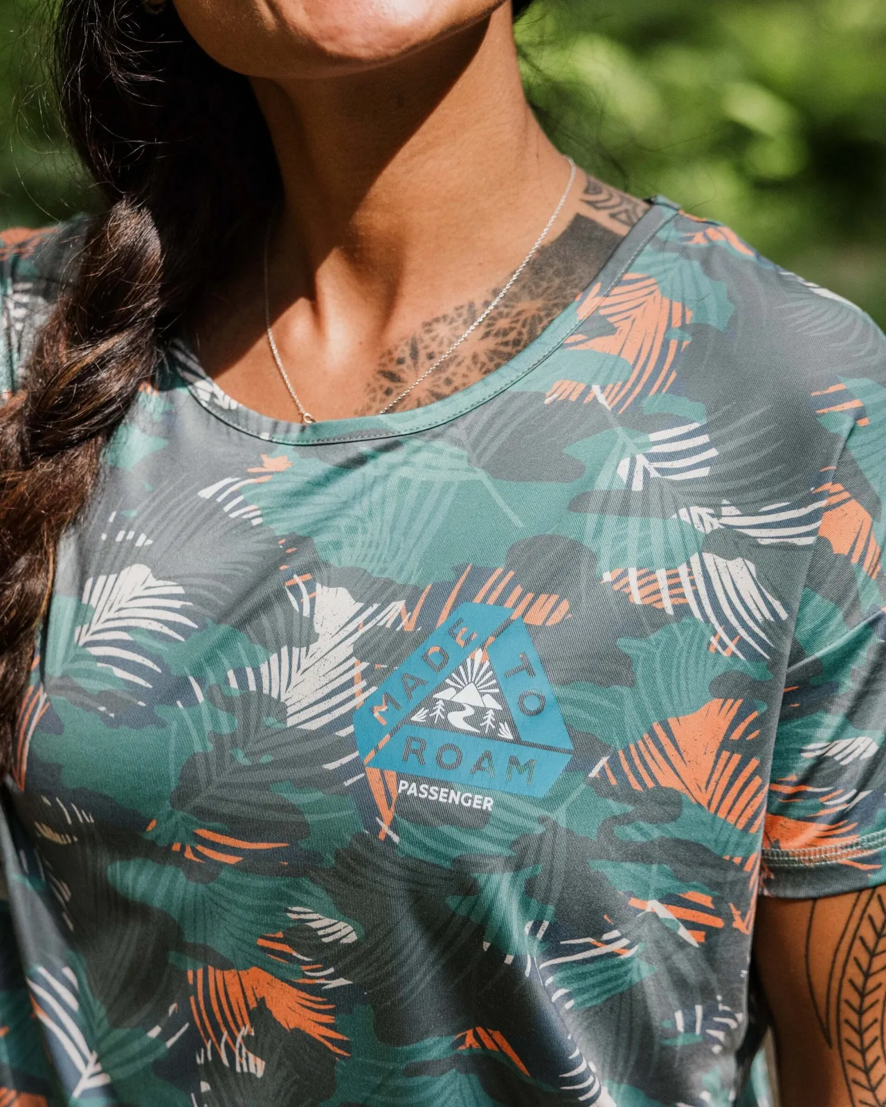 chakra_tie_back_aktiv_recyceltes_tshirt__palm_camo_tiefsee_3.webp Discount Chakra Tie Back Aktiv Recyceltes T-Shirt - Palm Camo Tiefsee Damen Oberteile