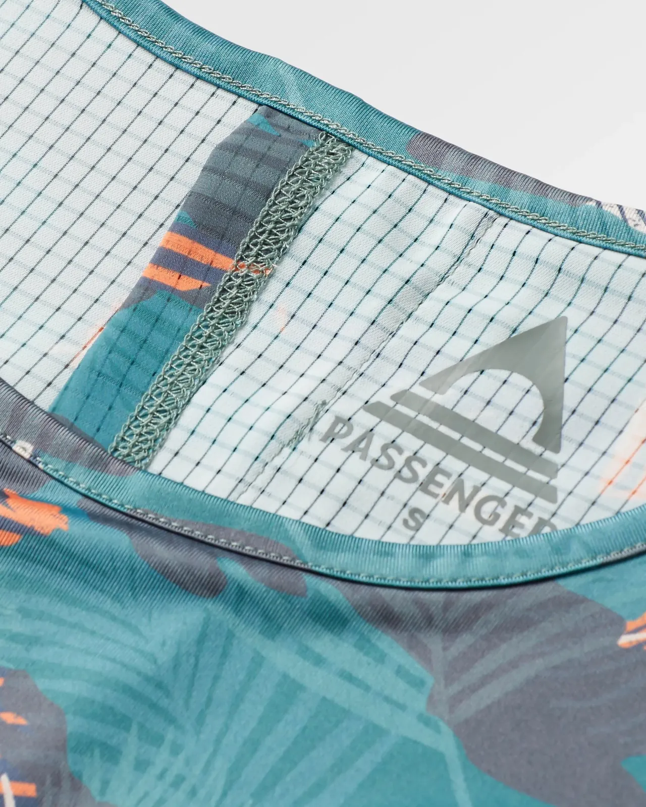 chakra_tie_back_aktiv_recyceltes_tshirt__palm_camo_tiefsee_7.webp Discount Chakra Tie Back Aktiv Recyceltes T-Shirt - Palm Camo Tiefsee Damen Oberteile