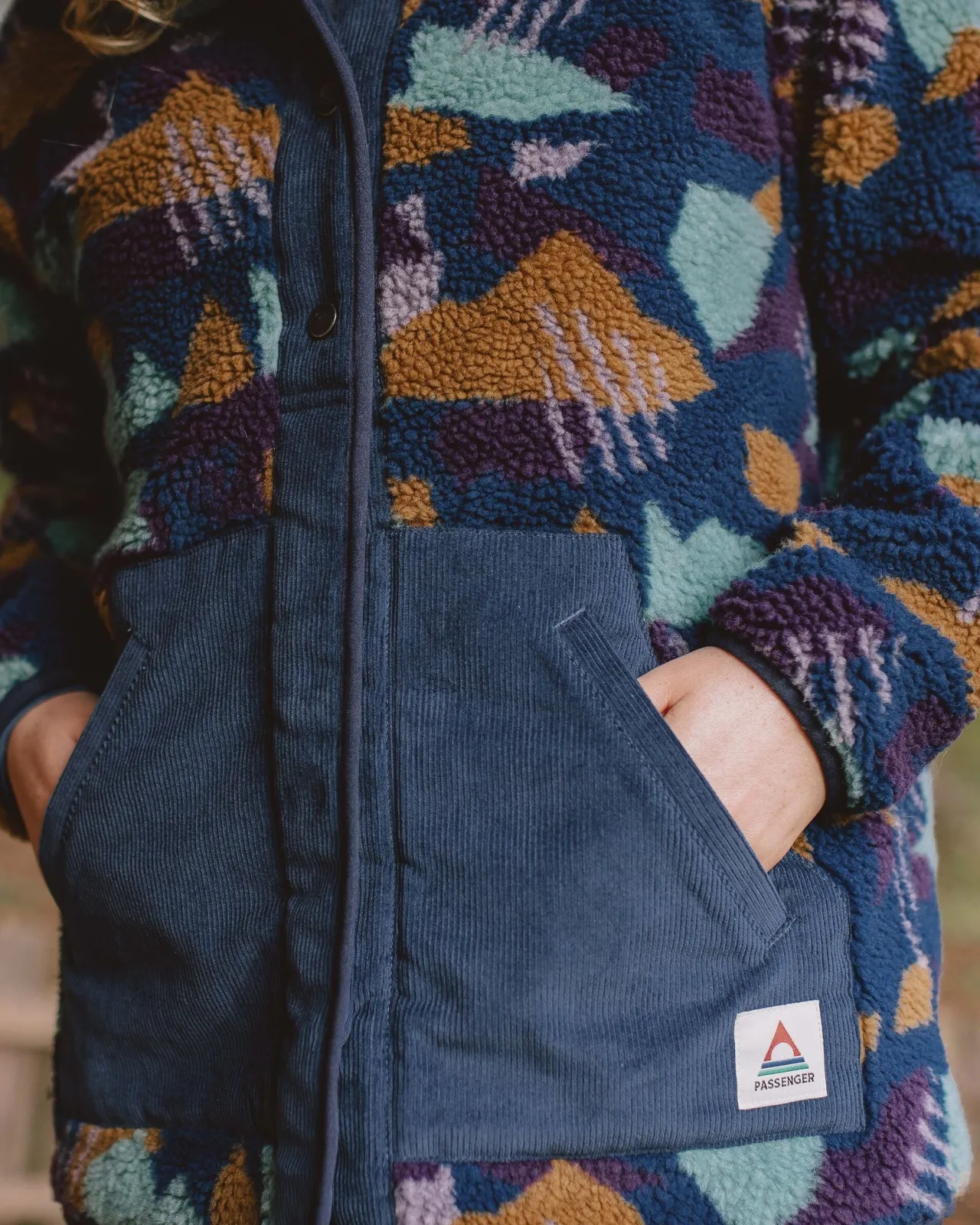 clover__recyceltes_sherpafleece__tiefblaues_tarnmuster_4.webp Online Clover 2.0 recyceltes Sherpa-Fleece - Tiefblaues Tarnmuster Damen Fleece | Fleece