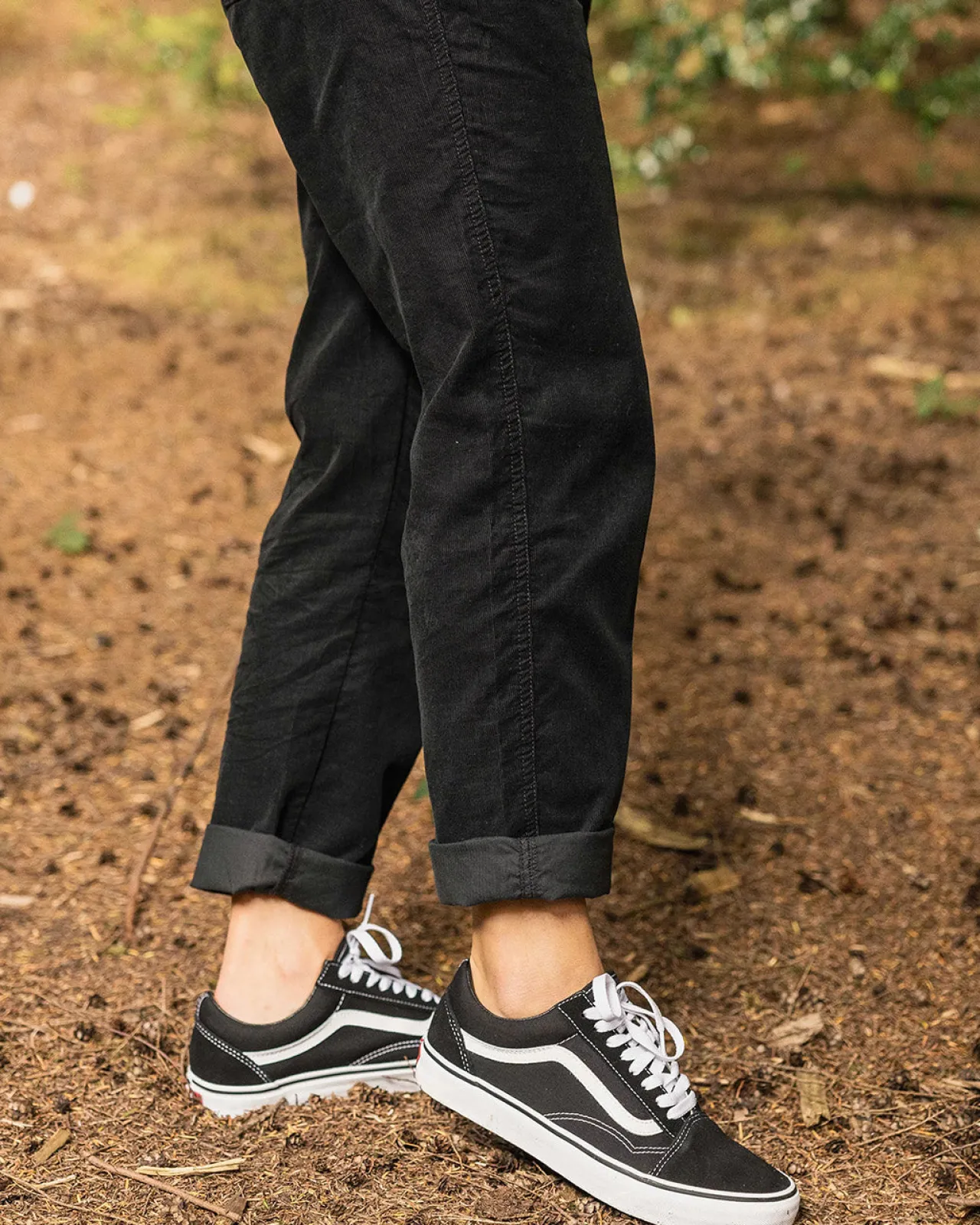 compass_recycelte_cordhose__schwarz_5.webp Online Compass Recycelte Cordhose - Damen Latzhosen & Hosen
