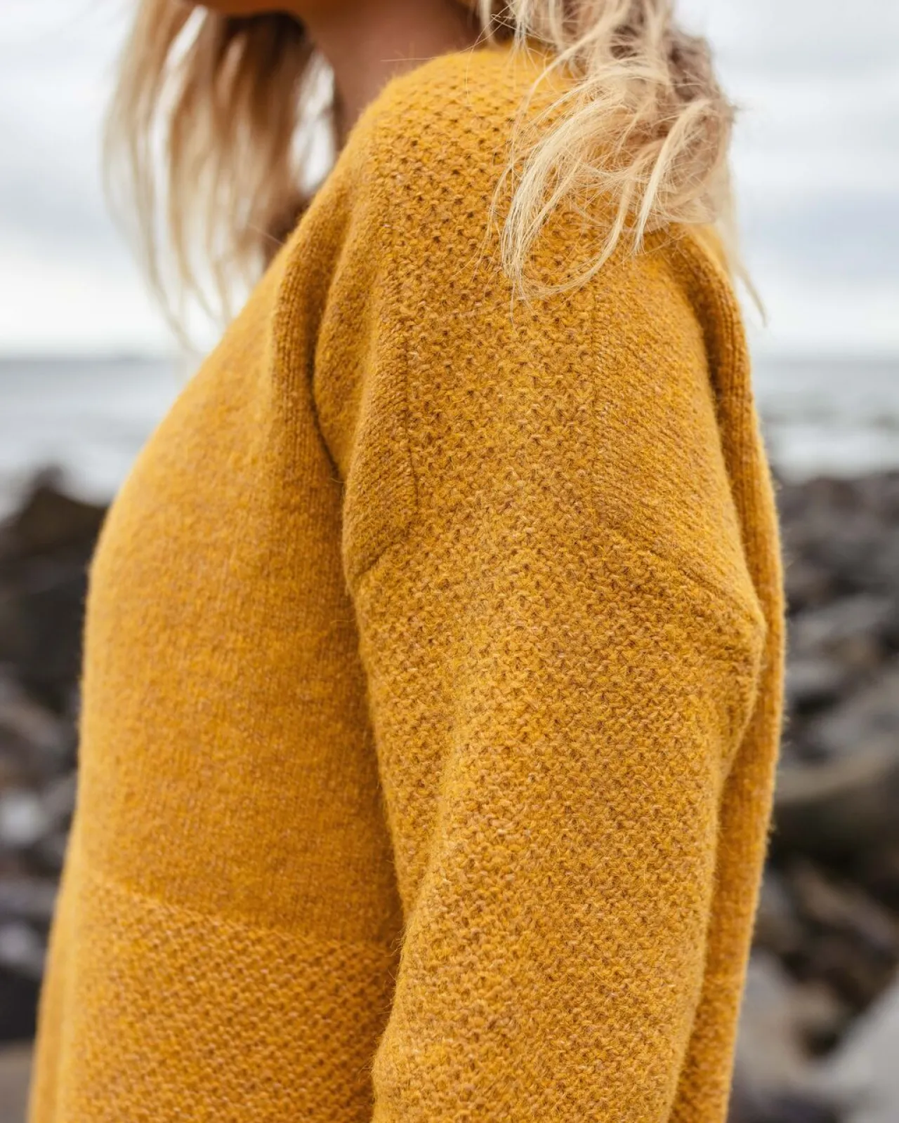 cove_recycelter_gestrickter_pullover__bernsteingold_3.webp Fashion Cove Recycelter Gestrickter Pullover - Damen Strickwaren
