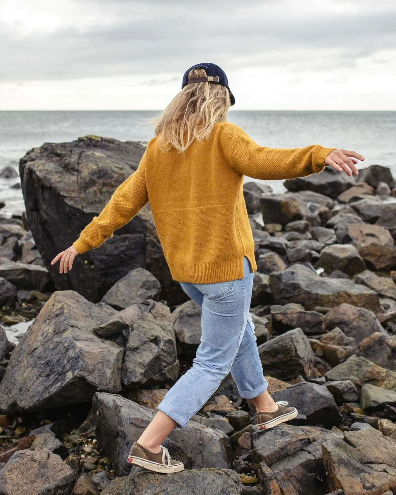 cove_recycelter_gestrickter_pullover__bernsteingold_5.webp Fashion Cove Recycelter Gestrickter Pullover - Damen Strickwaren