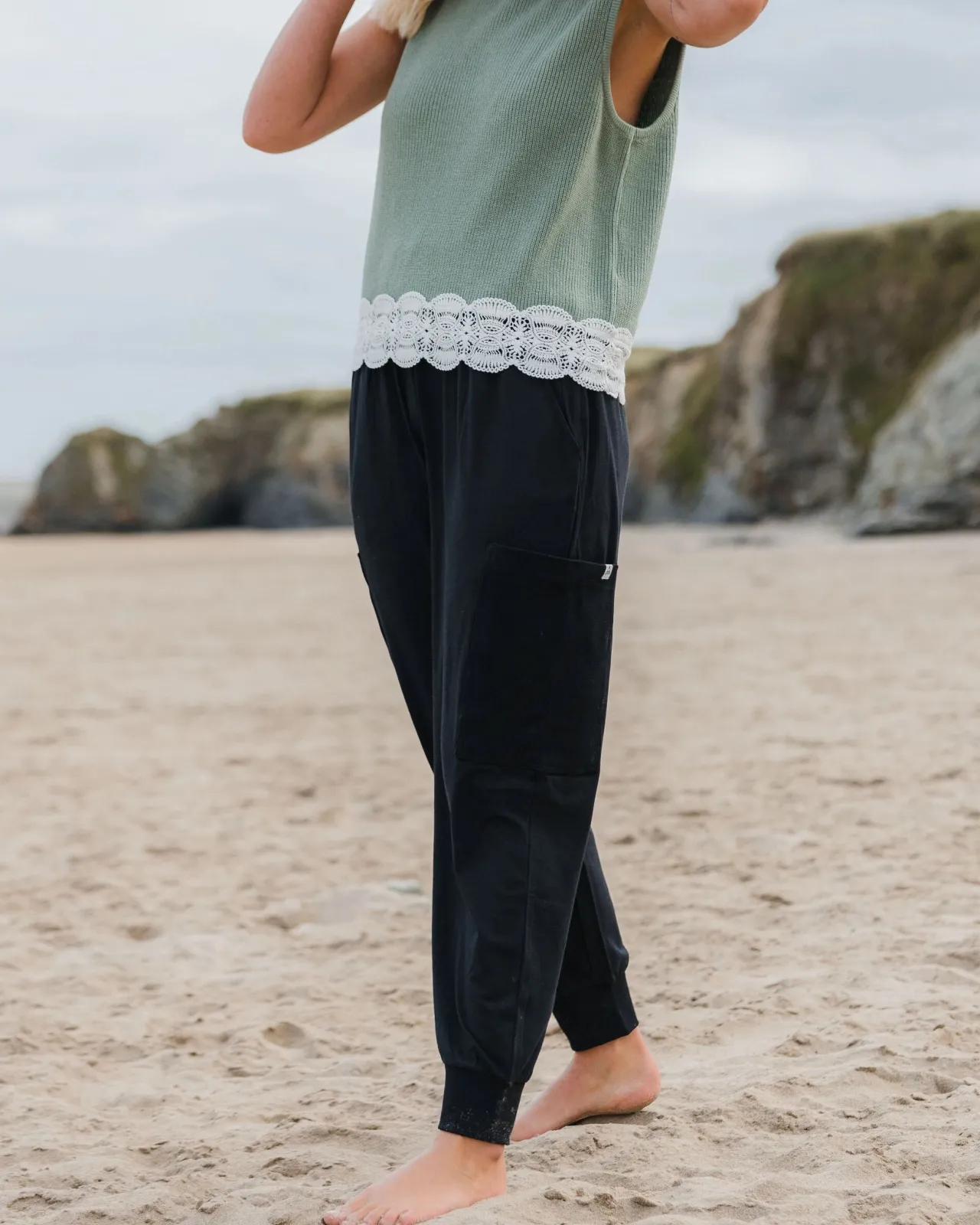 day_dream_recycelte_hose__schwarz_3.webp Store Day Dream Recycelte Hose - Damen Latzhosen & Hosen