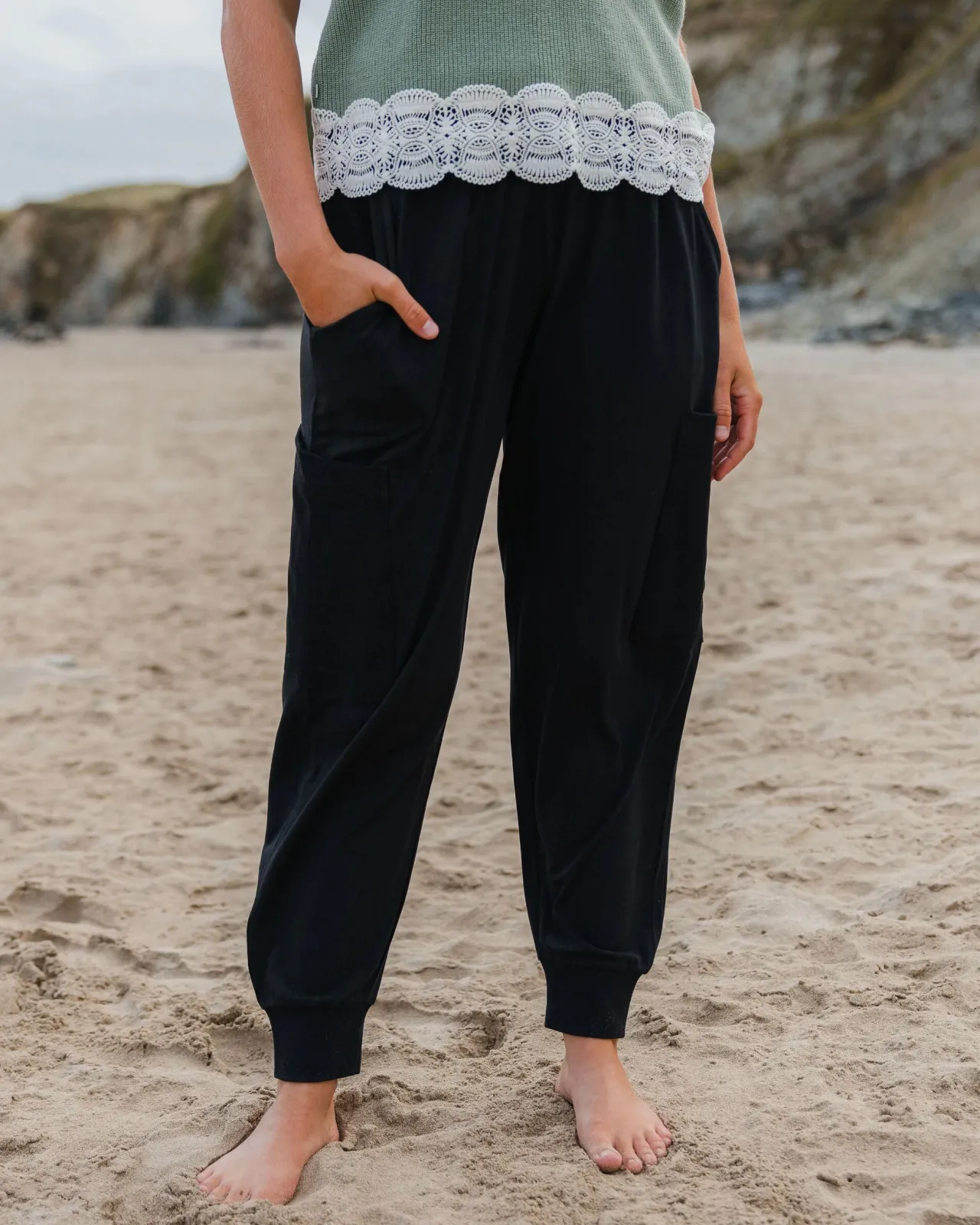day_dream_recycelte_hose__schwarz_5.webp Store Day Dream Recycelte Hose - Damen Latzhosen & Hosen