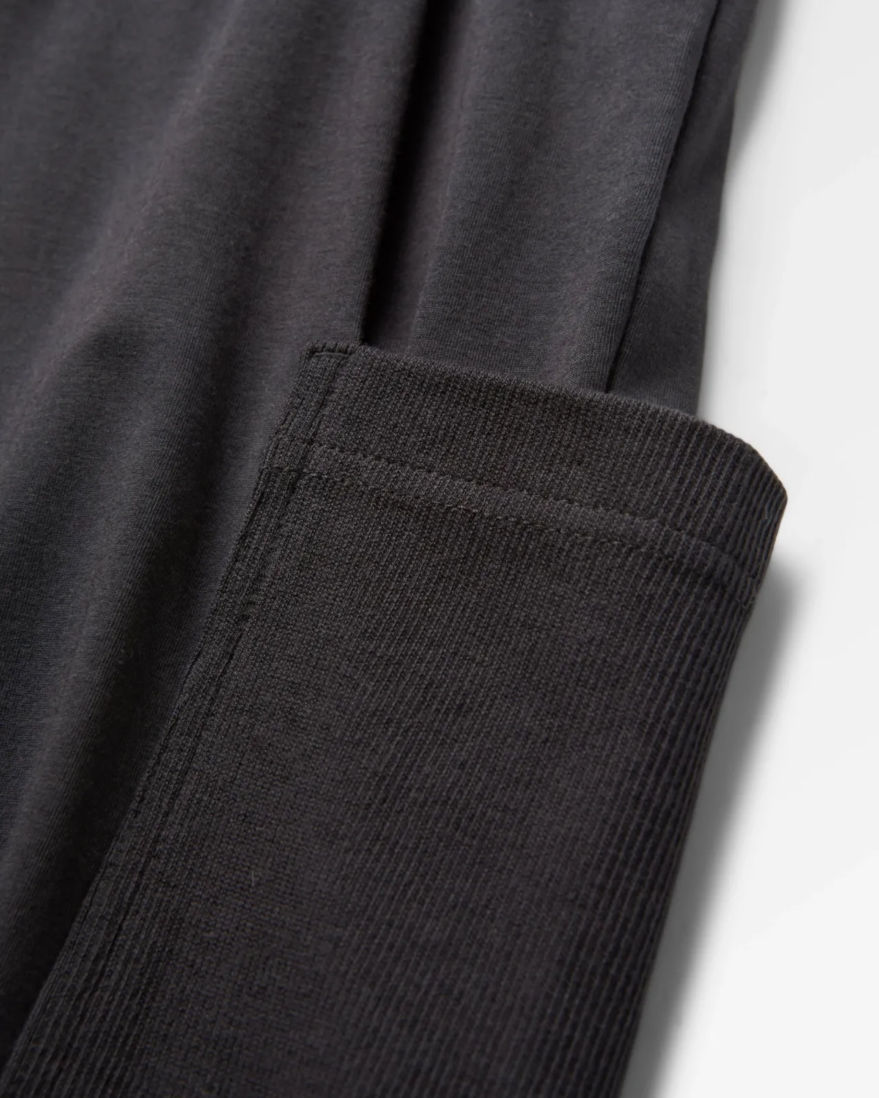 day_dream_recycelte_hose__schwarz_6.webp Store Day Dream Recycelte Hose - Damen Latzhosen & Hosen