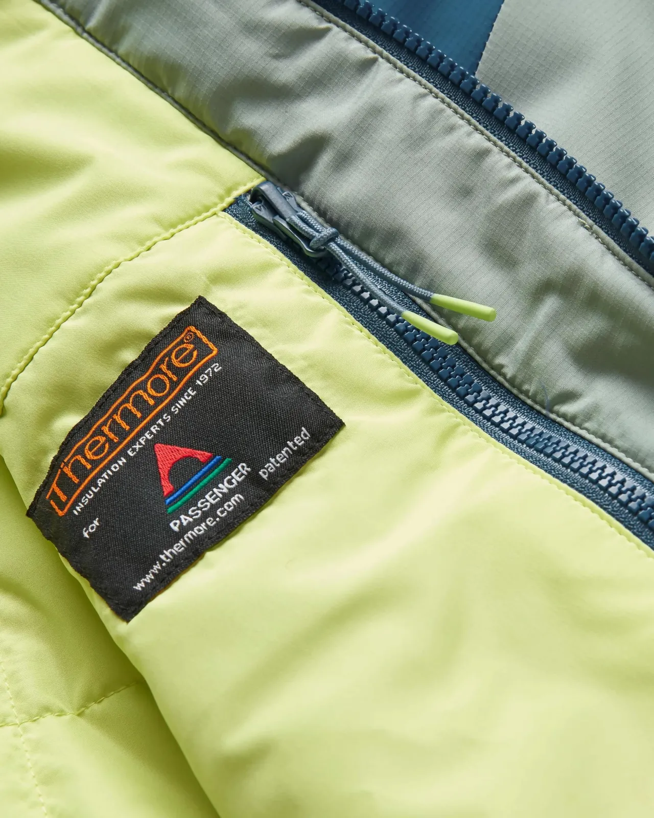 daybreak_light_recycelte_thermore_isolierte_jacke__pistazieblaustahl_4.webp Online Daybreak Light Recycelte Thermore® Isolierte Jacke - Pistazie/Blaustahl Herren Isoliert | Jacken