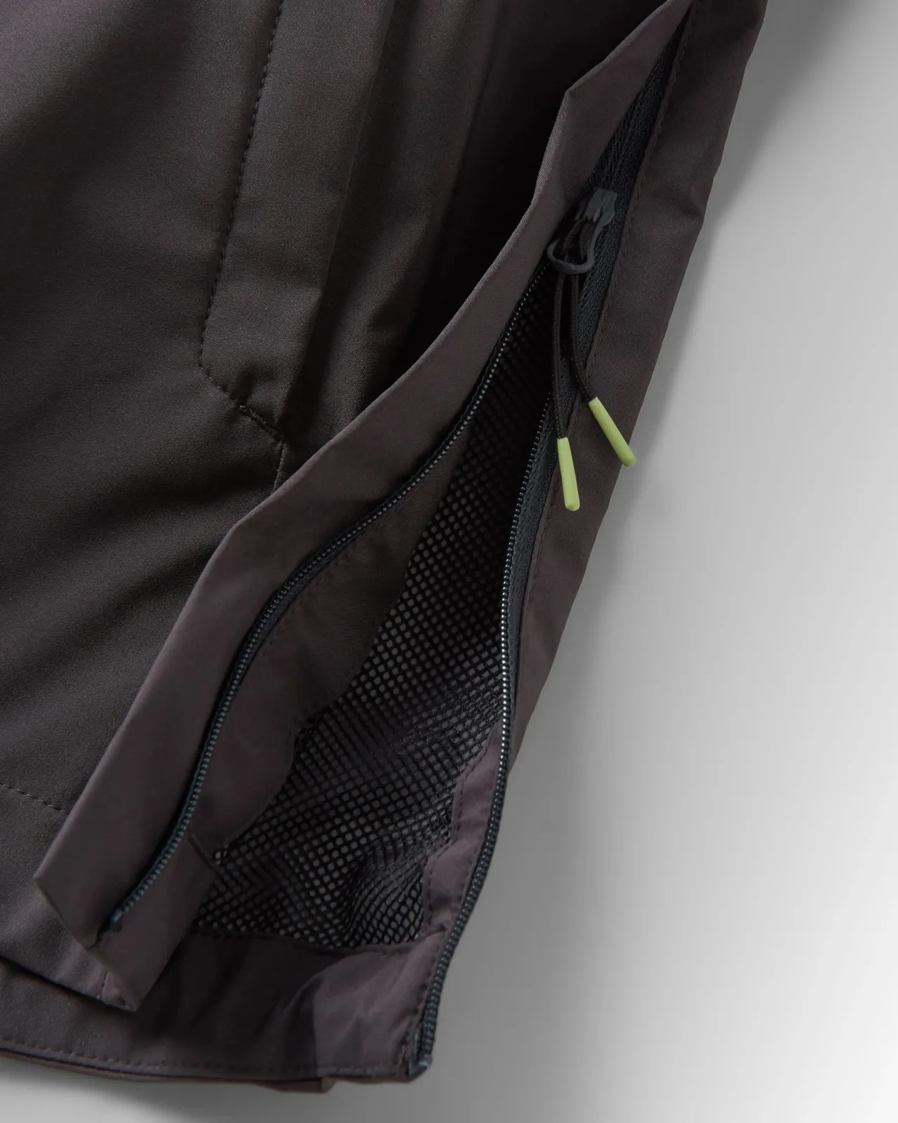diablo_wasserabweisender_smock_aus_recyceltem_material__verblasstes_schwarz_11.webp Outlet Diablo Wasserabweisender Smock aus recyceltem Material - Verblasstes Schwarz Herren Wasserdicht | Oberteile