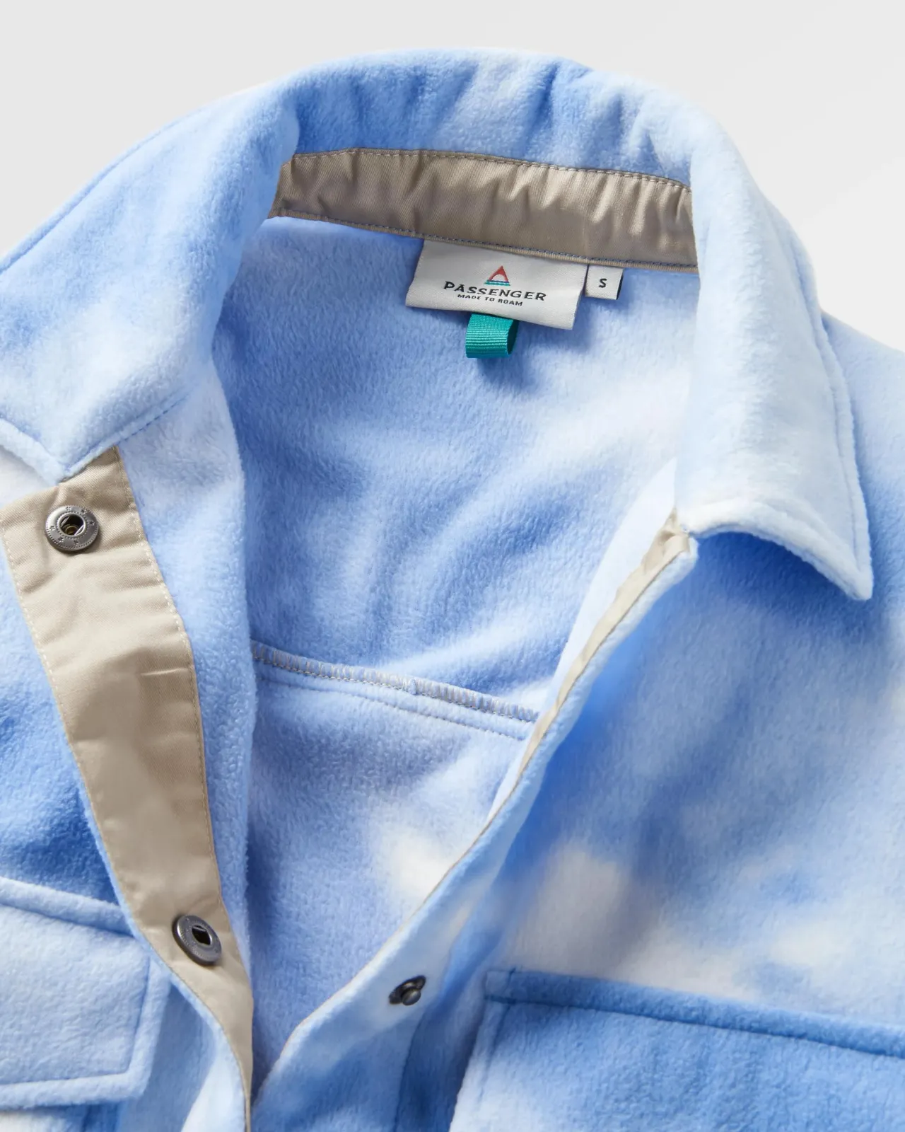 east_recyceltes_polarfleecehemd__batikkornblume_2.webp Shop East Recyceltes Polar-Fleece-Hemd - Batik- Damen Hemden