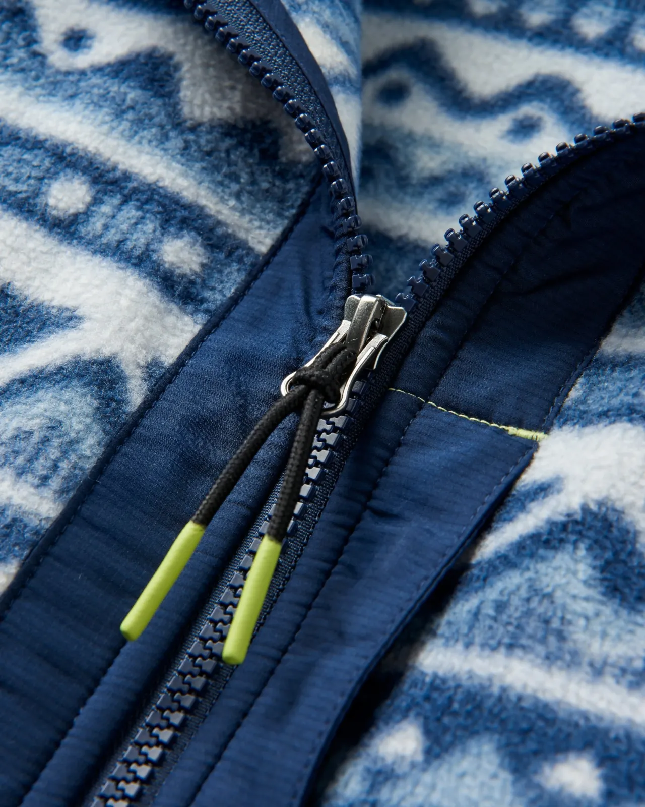 ebb_recyceltes_polarfleece__berg_geo_grau_blau_5.webp Sale Ebb Recyceltes Polarfleece - Berg Geo Grau Blau Herren Fleece | Fleece