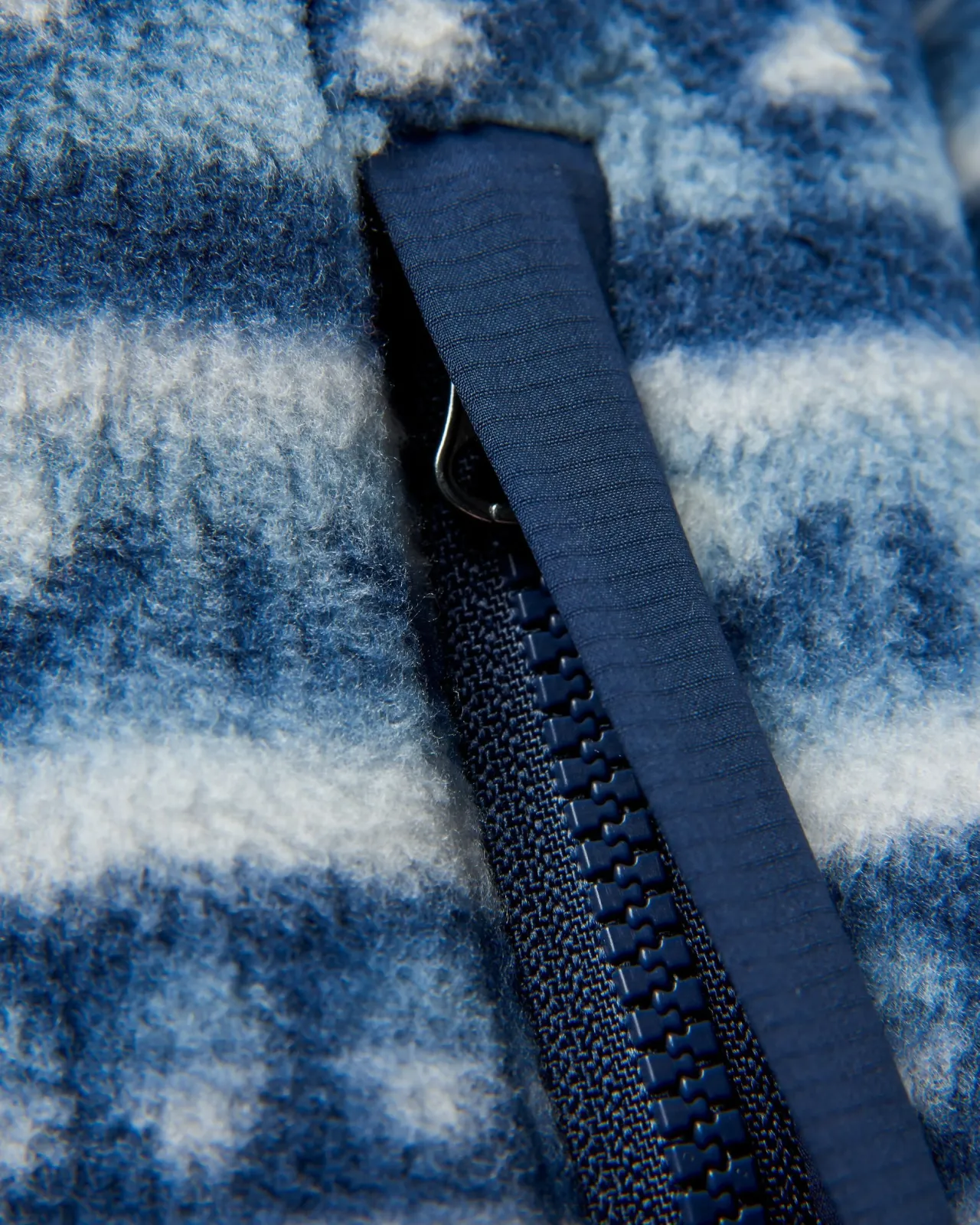 ebb_recyceltes_polarfleece__berg_geo_grau_blau_8.webp Sale Ebb Recyceltes Polarfleece - Berg Geo Grau Blau Herren Fleece | Fleece