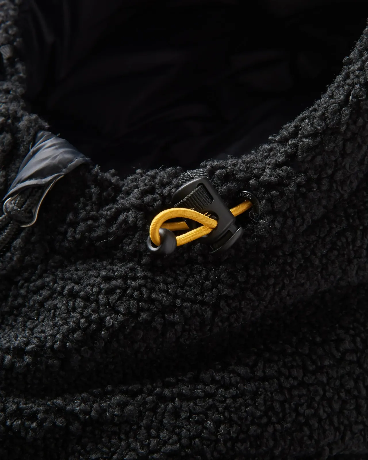 elowen_kapuzenjacke_aus_recyceltem_isoliermaterial__schwarz_5.webp Shop Elowen Kapuzenjacke aus recyceltem Isoliermaterial - Damen Anoraks & Mäntel | Isoliert