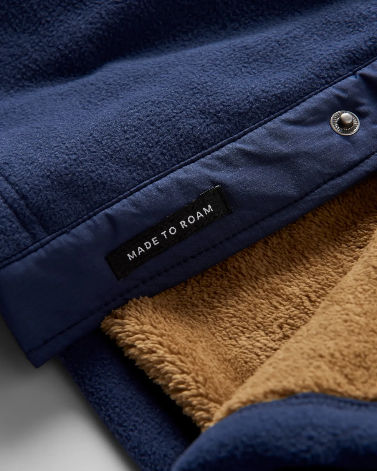 firelight_sherpa_gefttertes_overshirt__tiefes_marineblau_3.webp Store Firelight Sherpa gefüttertes Overshirt - Tiefes Marineblau Herren Hemden | Hemdjacken