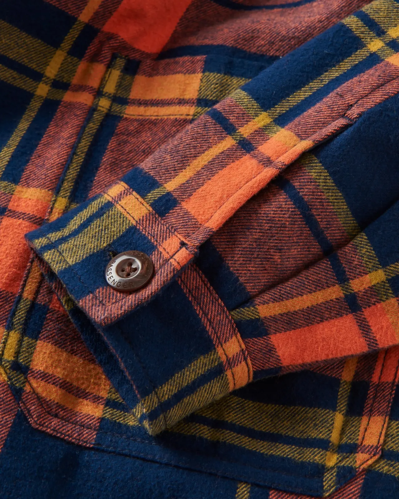flint_biobaumwoll_overshirt__tiefes_marineblauverbranntes_orange_5.webp Sale Flint Bio-Baumwoll Overshirt - Tiefes Marineblau/Verbranntes Orange Damen Hemden | Hemdjacken