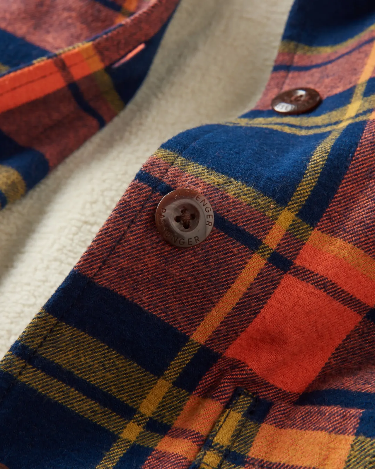 flint_biobaumwoll_overshirt__tiefes_marineblauverbranntes_orange_6.webp Sale Flint Bio-Baumwoll Overshirt - Tiefes Marineblau/Verbranntes Orange Damen Hemden | Hemdjacken