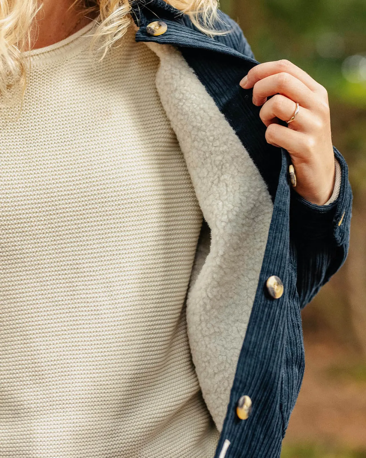 flint_cordovershirt__tiefes_marineblau_5.webp Clearance Flint Cord-Overshirt - Tiefes Marineblau Damen Hemden | Hemdjacken