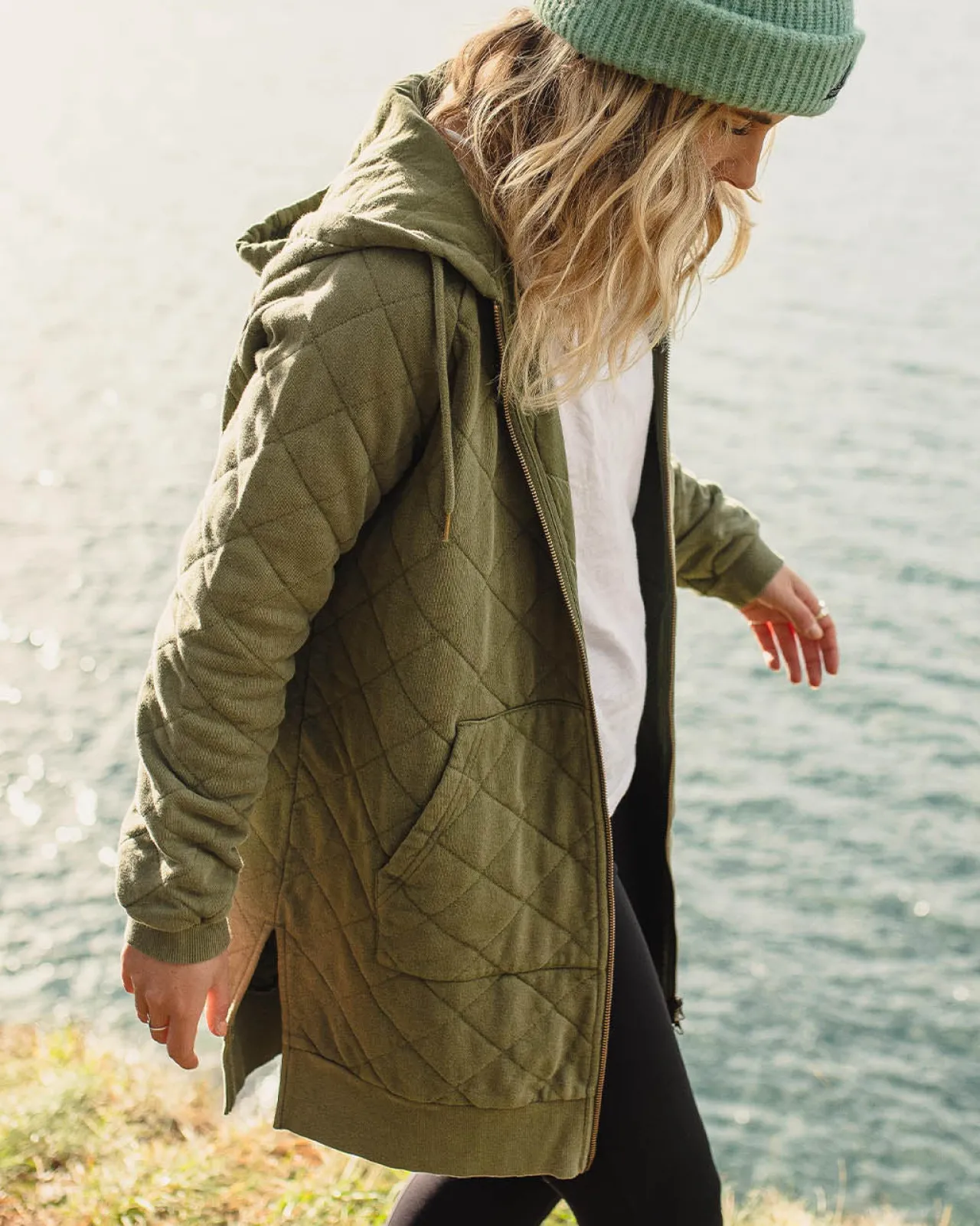 Shop Getaway Recycelte Gesteppte Kapuzenjacke mit Reißverschluss - Damen Kapuzenpullover & Sweatshirts