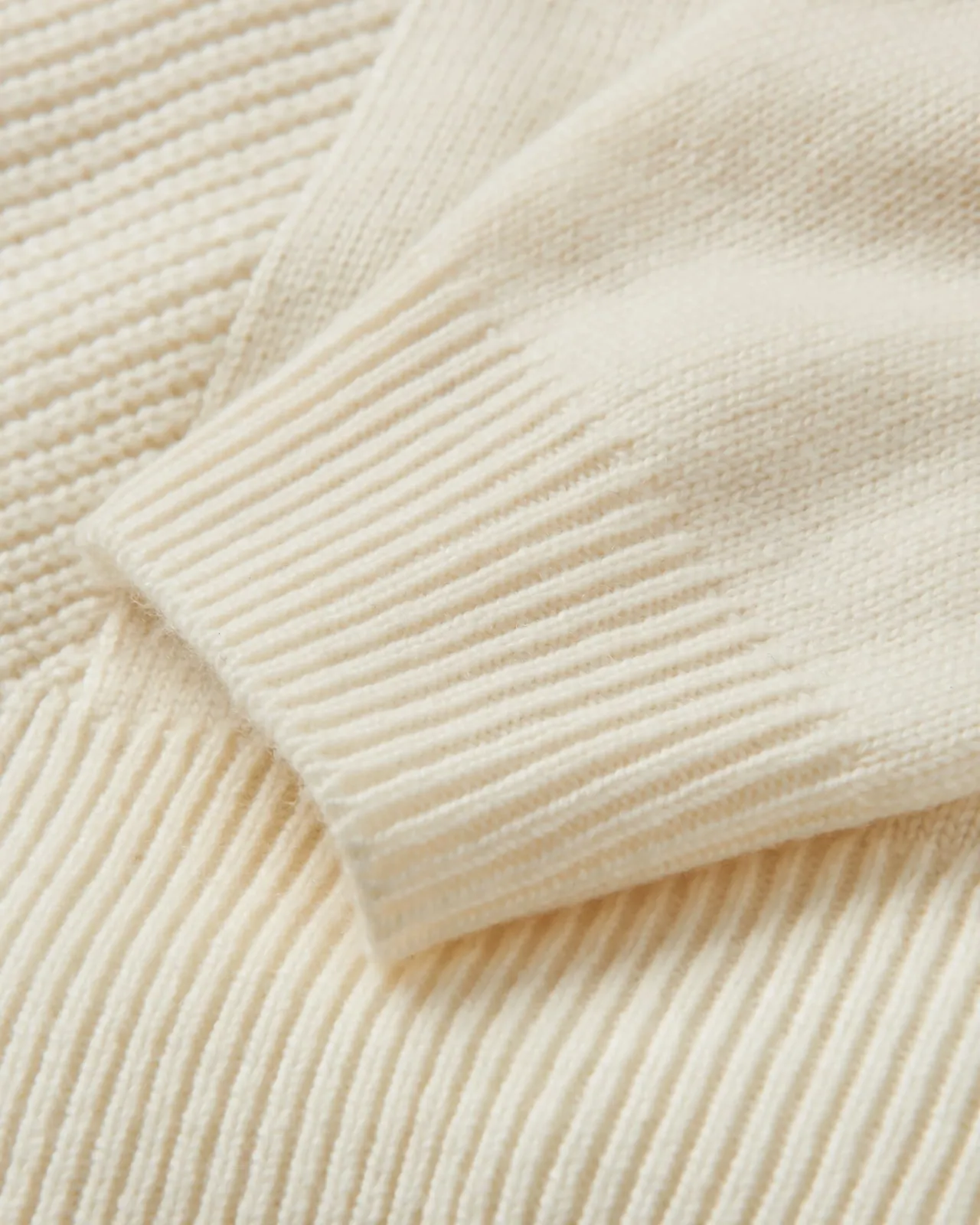 hideout_bergroer_biostrickpullover__cremefarben_3.webp Sale Hideout Übergroßer Bio-Strickpullover - Damen Strickwaren