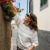 Store Migrate Organischer Gestrickter Pullover - Blauer Poolstreifen Damen Strickwaren