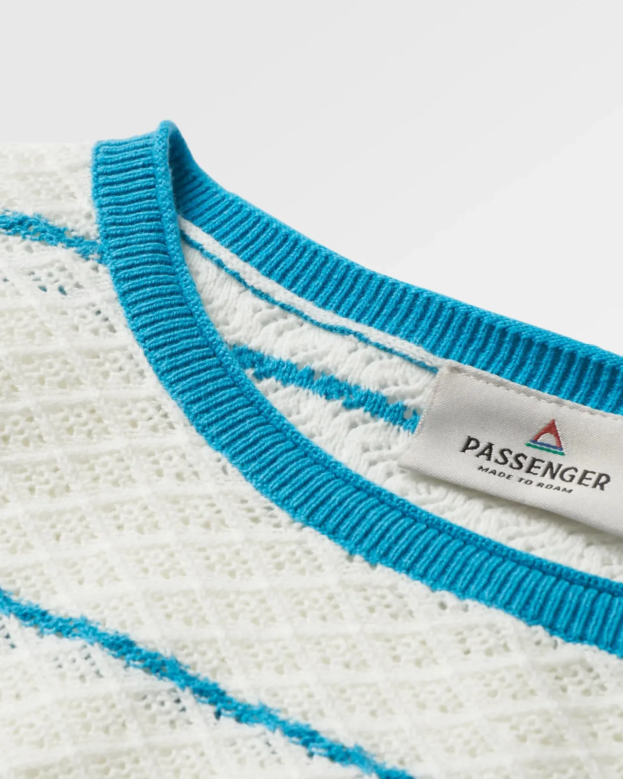 migrate_organischer_gestrickter_pullover__blauer_poolstreifen_5.webp Store Migrate Organischer Gestrickter Pullover - Blauer Poolstreifen Damen Strickwaren