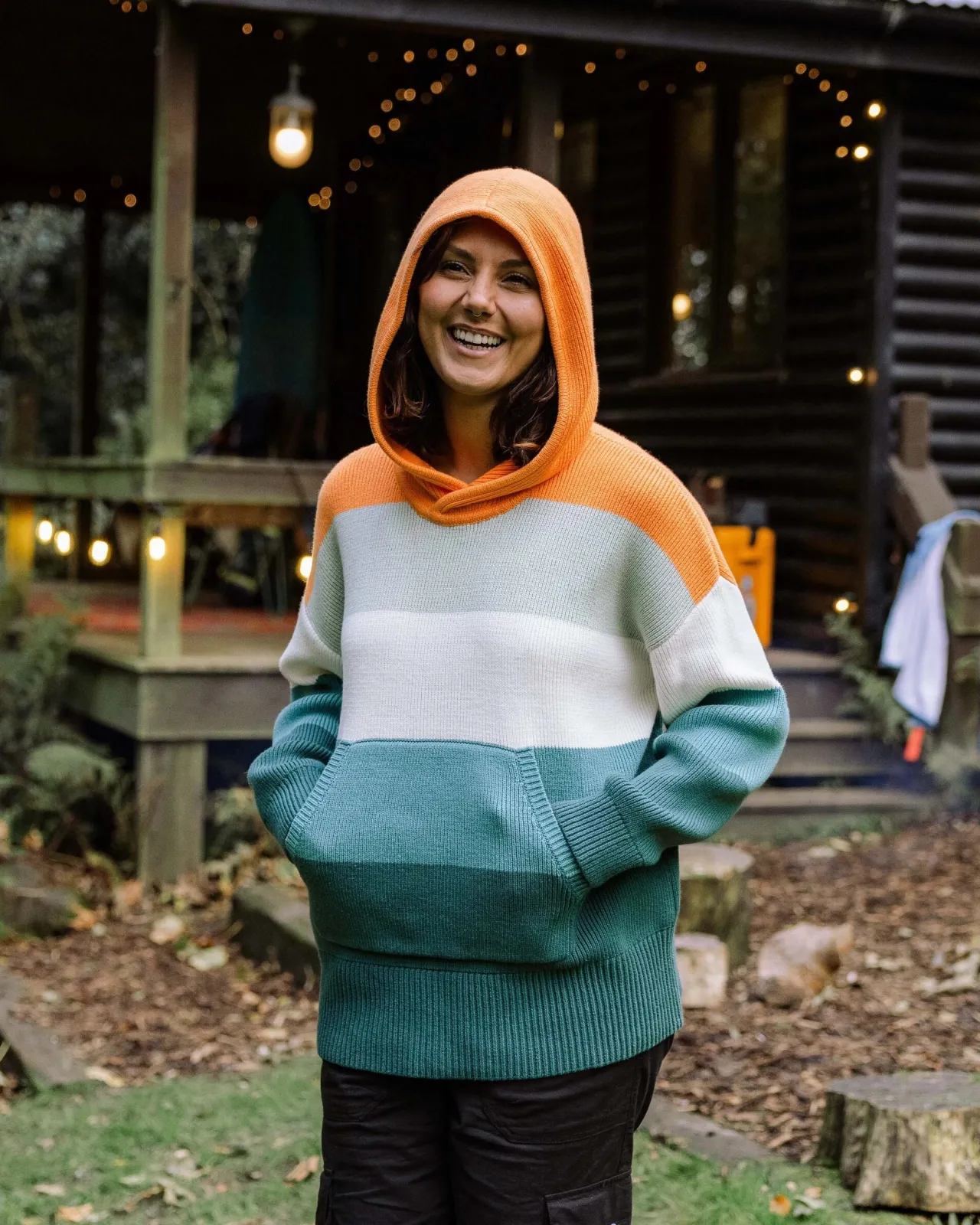 moments_bergroer_biostrickpullover_mit_kapuze__mehrfarbig_gestreift_3.webp Shop Moments Übergroßer Bio-Strickpullover mit Kapuze - Mehrfarbig gestreift Damen Strickwaren | Kapuzenpullover & Sweatshirts