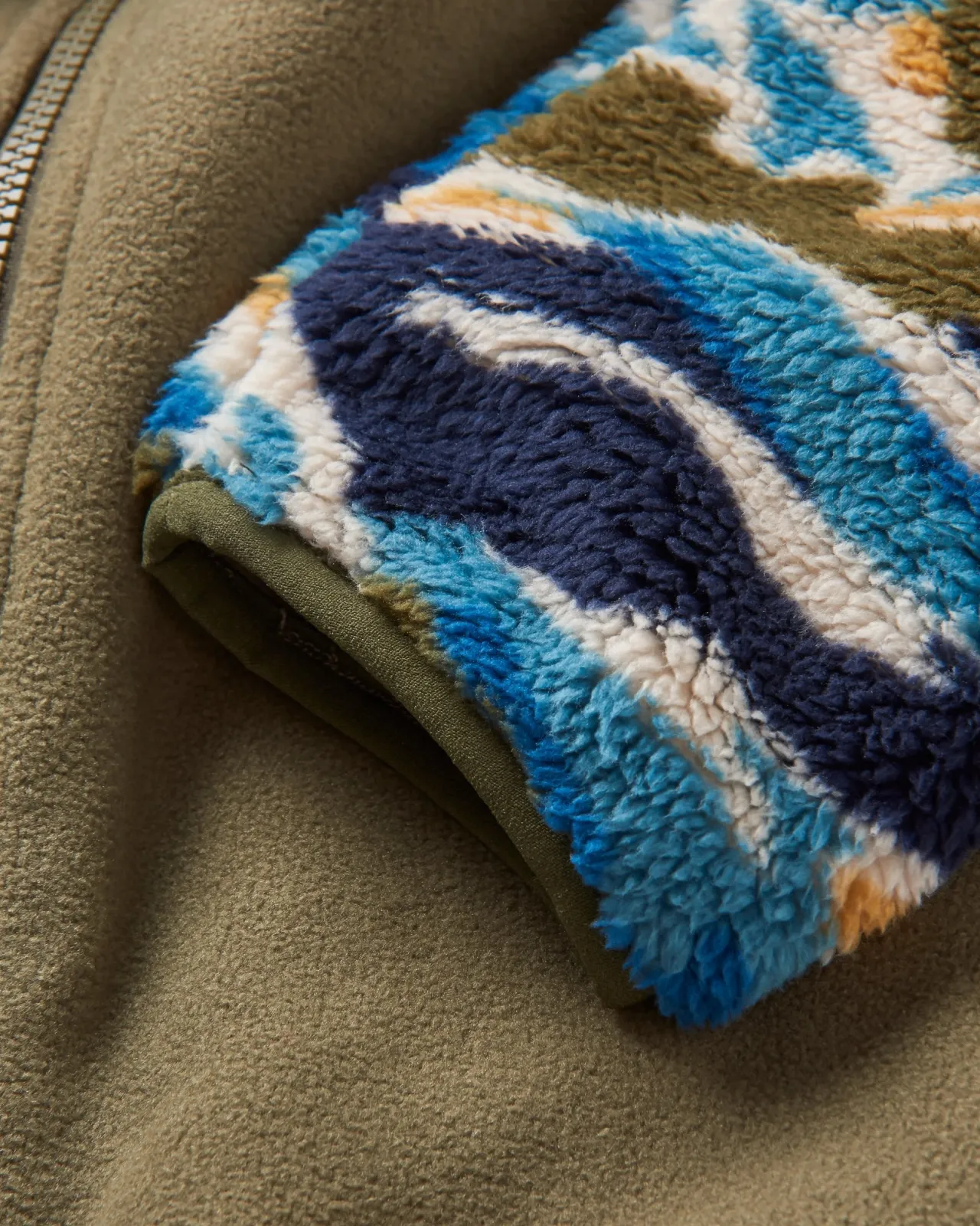 nestling_recyceltes_polargeftterte_sherpafleece__bergszenenkhaki_4.webp Discount Nestling Recyceltes Polar-gefütterte Sherpa-Fleece - Bergszenen- Damen Fleece | Fleece