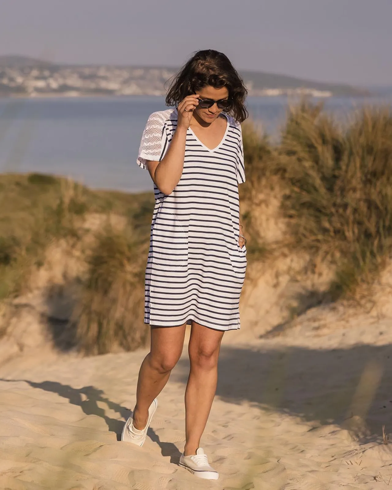 Hot Olive übergroßes T-Shirt-Kleid aus recycelter Baumwolle - Marine Streifen Damen Kleider & Röcke