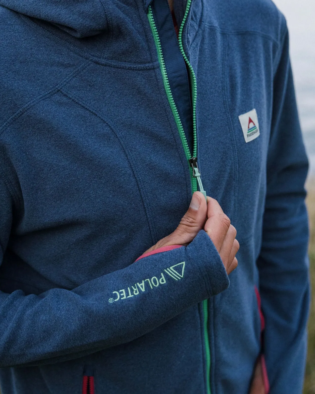 pinegrove_recyceltes_polartec_fleece_hoodie__dunkel_meliertes_denim_2.webp Online Pinegrove recyceltes Polartec® Fleece Hoodie - Dunkel Meliertes Denim Herren Oberteile