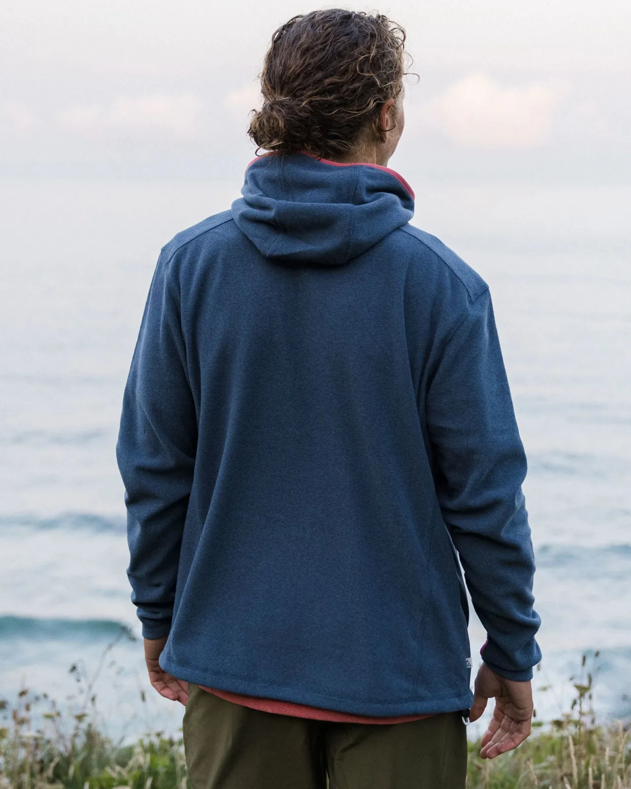 pinegrove_recyceltes_polartec_fleece_hoodie__dunkel_meliertes_denim_4.webp Online Pinegrove recyceltes Polartec® Fleece Hoodie - Dunkel Meliertes Denim Herren Oberteile