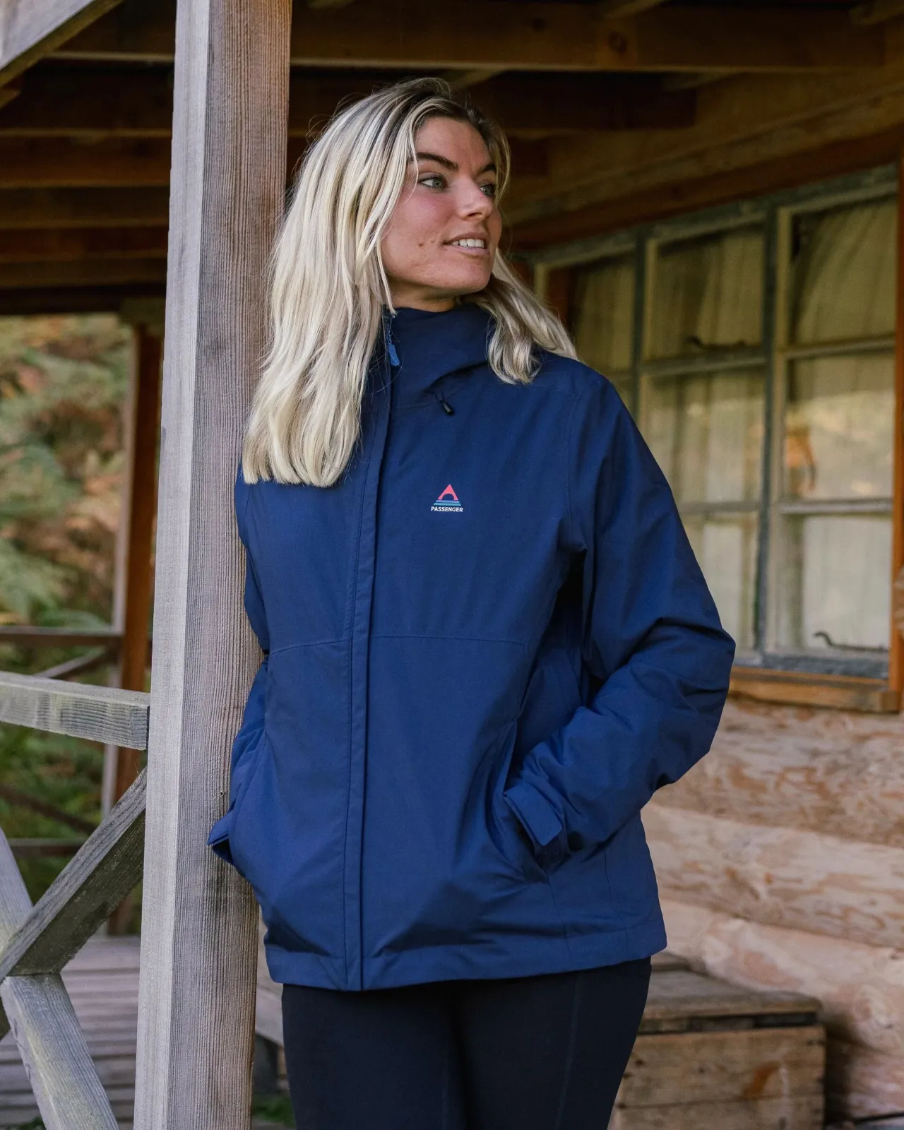 rainstorm_recycelte_wasserdichte_jacke__tiefes_marineblau_4.webp Sale Rainstorm recycelte wasserdichte Jacke - Tiefes Marineblau Damen Wasserdicht | Oberteile