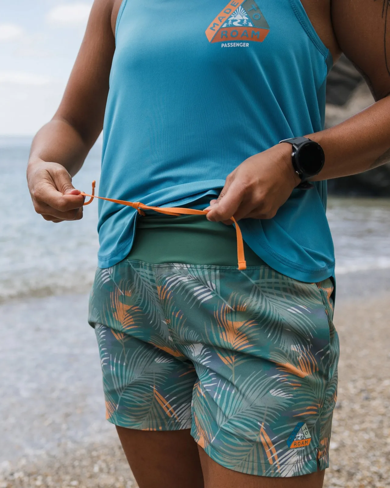 roundtrip_recycelte_allzwecktrailshorts__palm_camo_tiefsee_2.webp Online Roundtrip Recycelte Allzweck-Trail-Shorts - Palm Camo Tiefsee Damen Kurze Hosen | Hosen