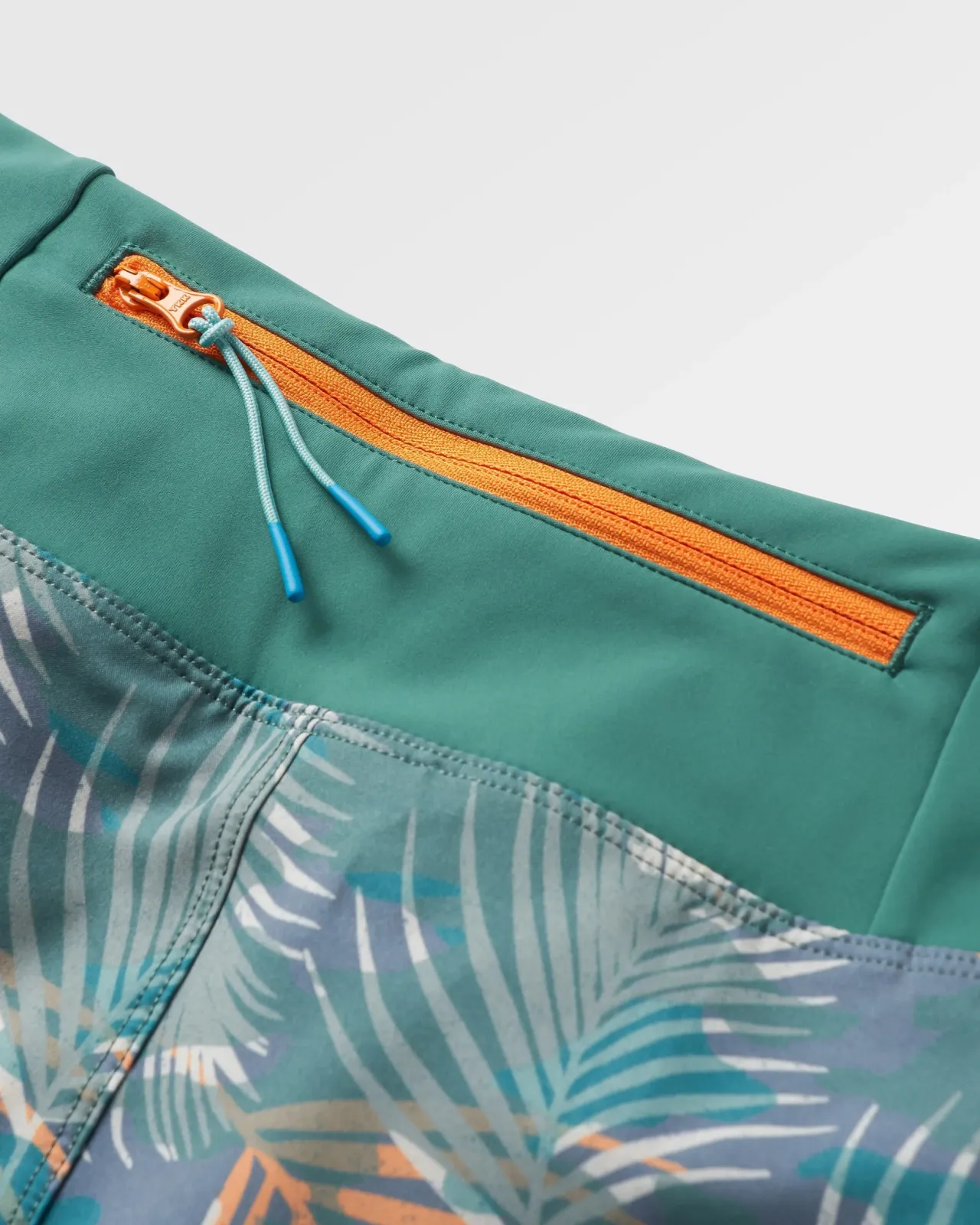 roundtrip_recycelte_allzwecktrailshorts__palm_camo_tiefsee_5.webp Online Roundtrip Recycelte Allzweck-Trail-Shorts - Palm Camo Tiefsee Damen Kurze Hosen | Hosen