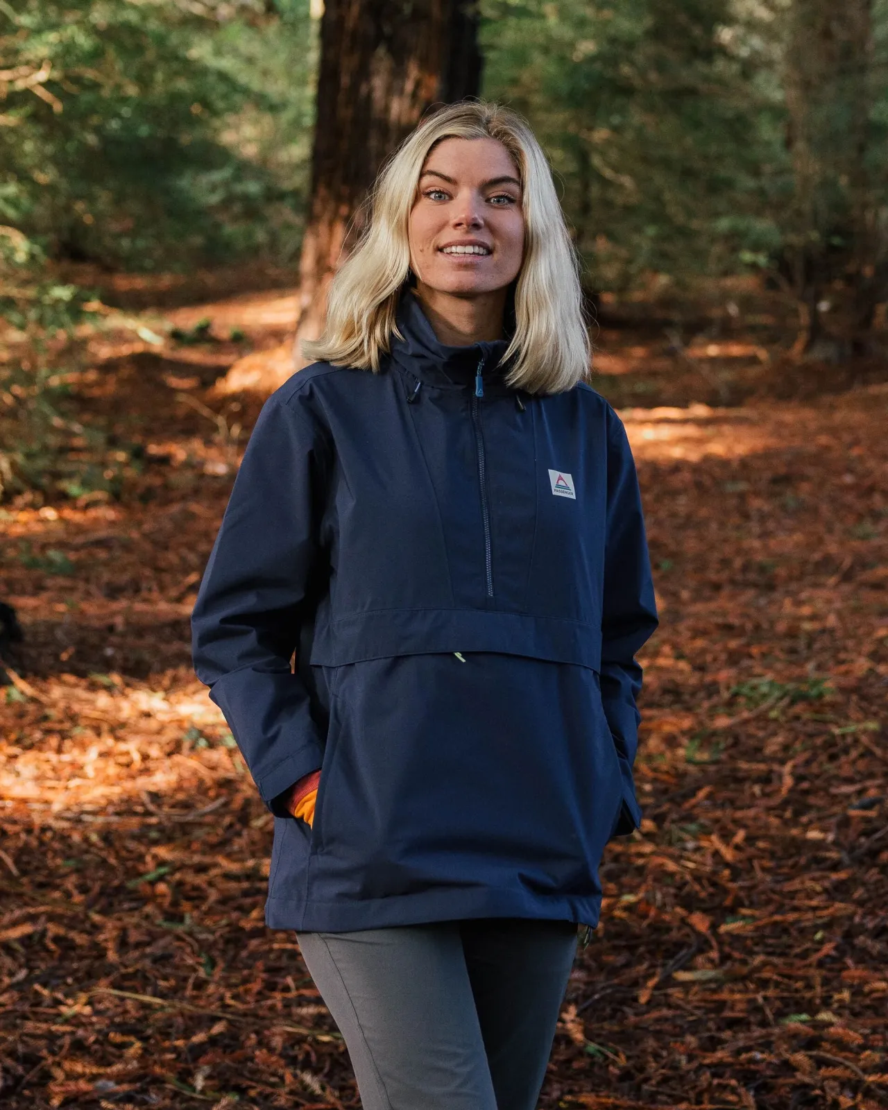 skyline_recycelte_wasserabweisender_smock__tiefes_marineblau_4.webp New Skyline Recycelte Wasserabweisender Smock - Tiefes Marineblau Damen Wasserdicht | Oberteile