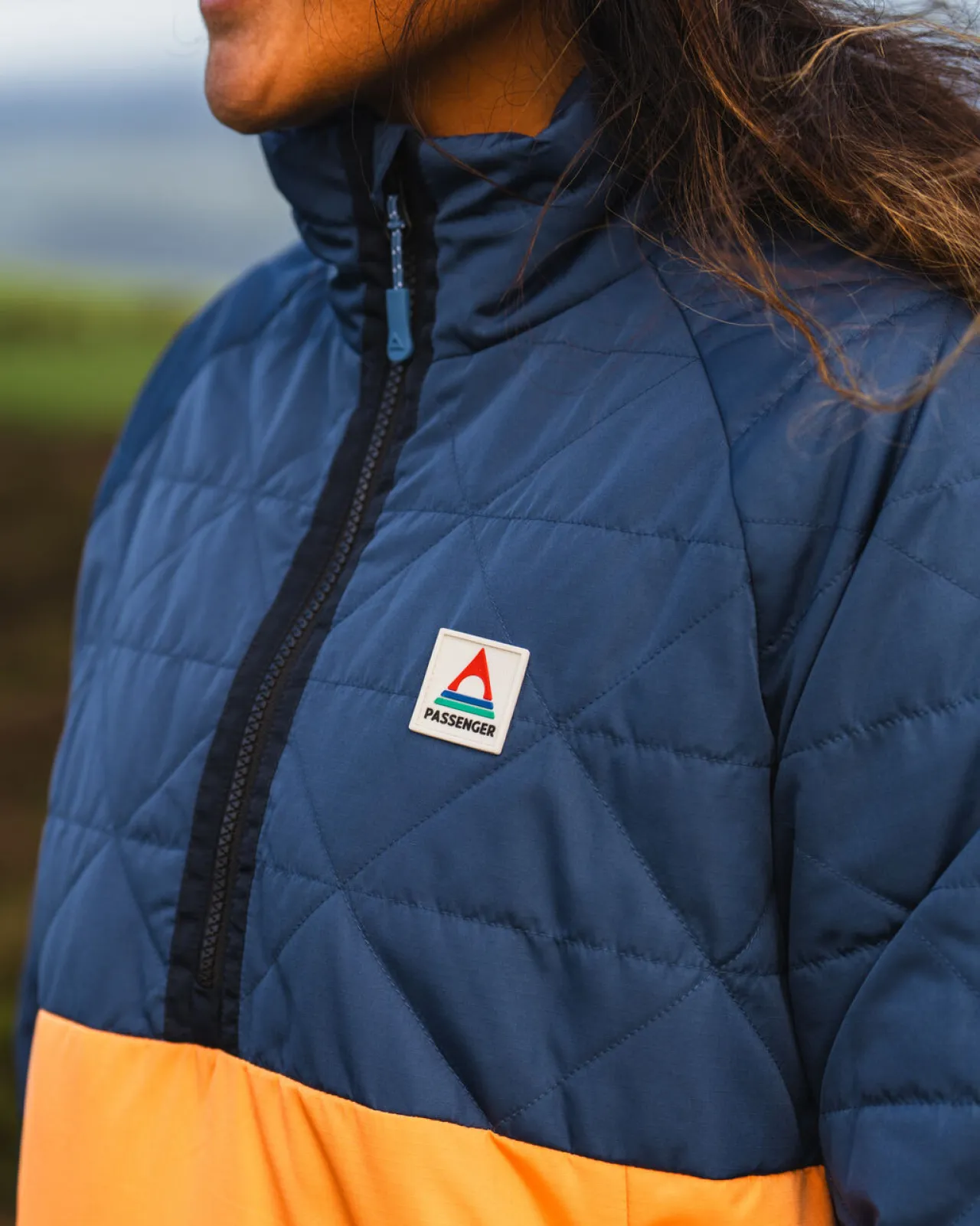 trace_recycelte_thermore_isolierte_jacke__dunkelblauaprikose_2.webp Outlet Trace Recycelte Thermore® Isolierte Jacke - Dunkelblau/Aprikose Damen Jacken
