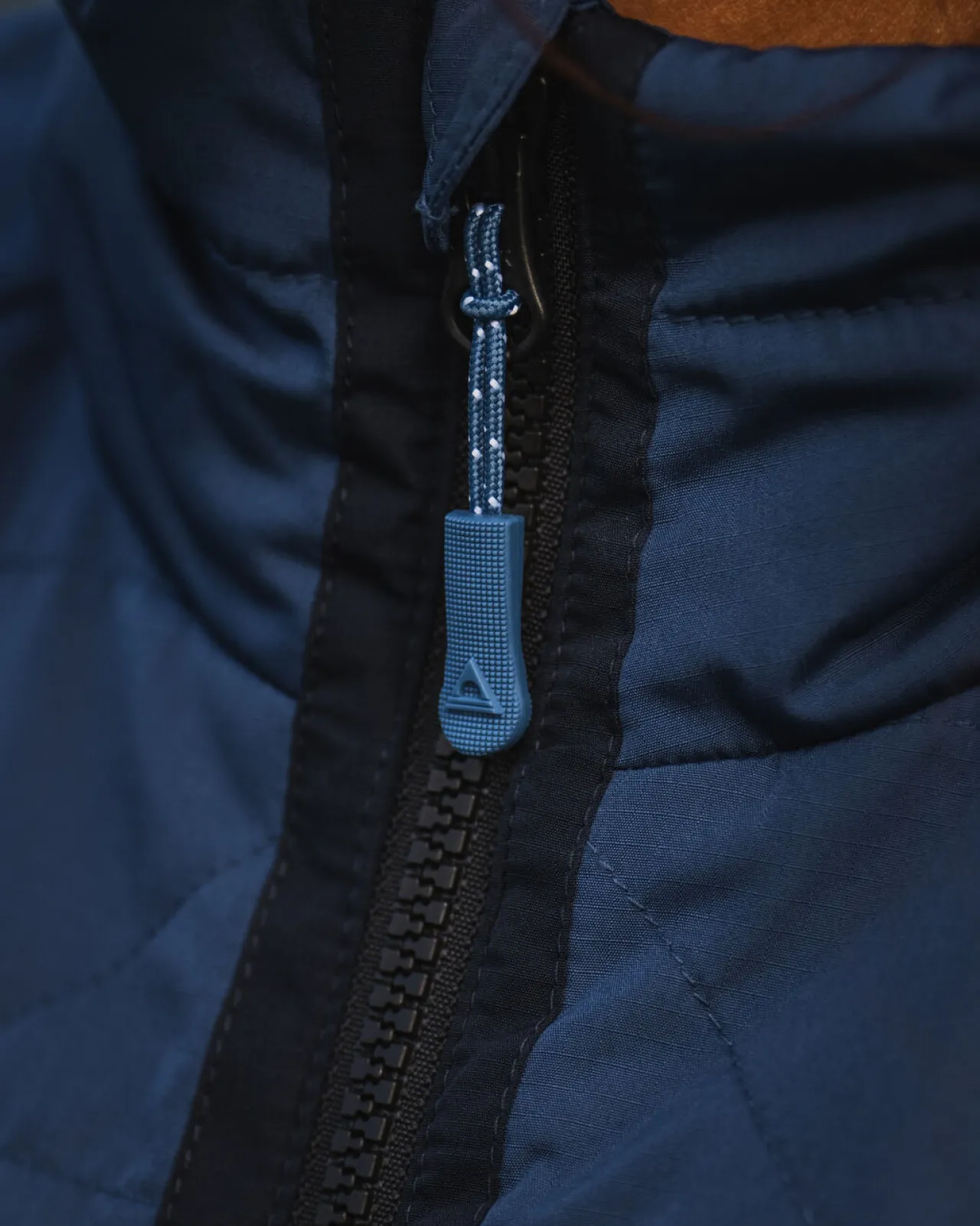 trace_recycelte_thermore_isolierte_jacke__dunkelblauaprikose_4.webp Outlet Trace Recycelte Thermore® Isolierte Jacke - Dunkelblau/Aprikose Damen Jacken