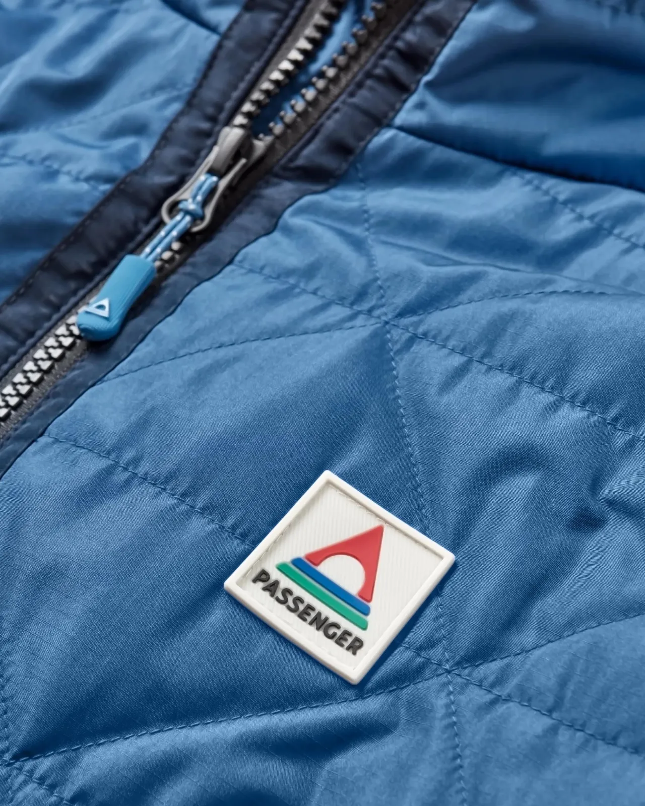 trace_recycelte_thermore_isolierte_jacke__dunkelblauaprikose_6.webp Outlet Trace Recycelte Thermore® Isolierte Jacke - Dunkelblau/Aprikose Damen Jacken