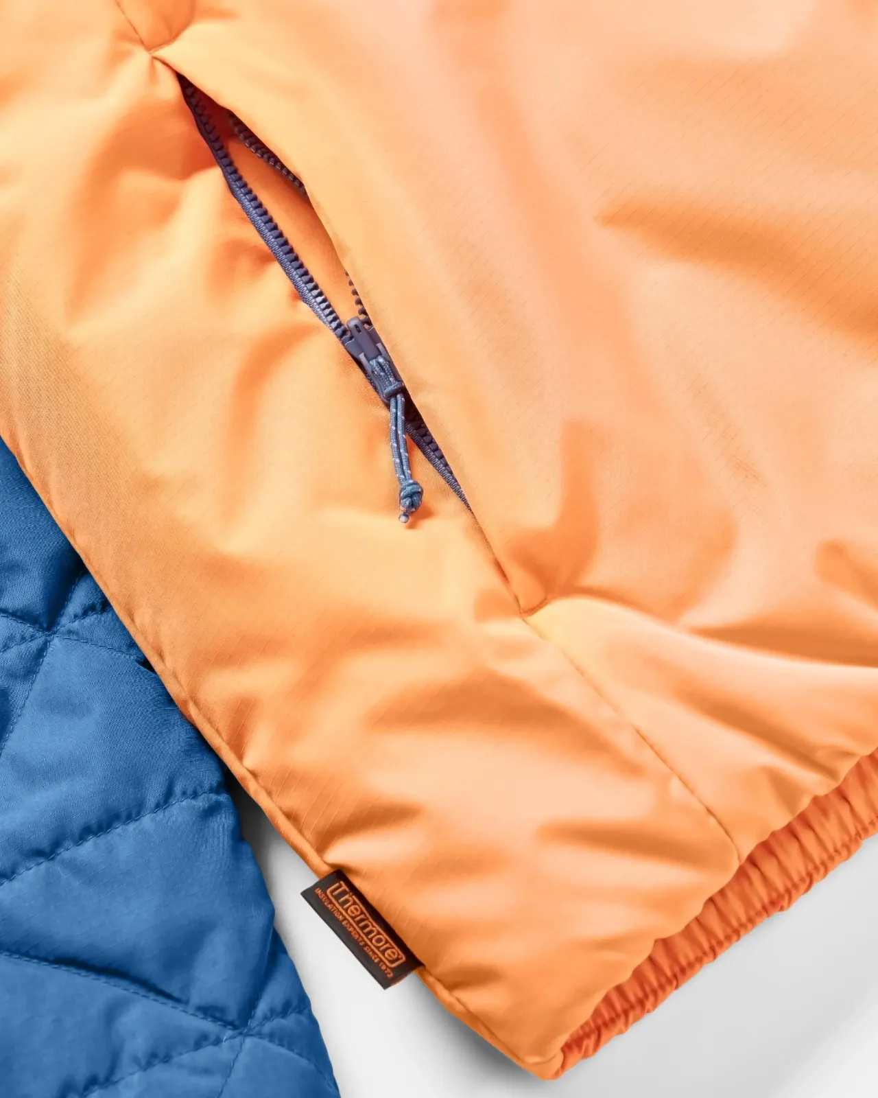 trace_recycelte_thermore_isolierte_jacke__dunkelblauaprikose_7.webp Outlet Trace Recycelte Thermore® Isolierte Jacke - Dunkelblau/Aprikose Damen Jacken