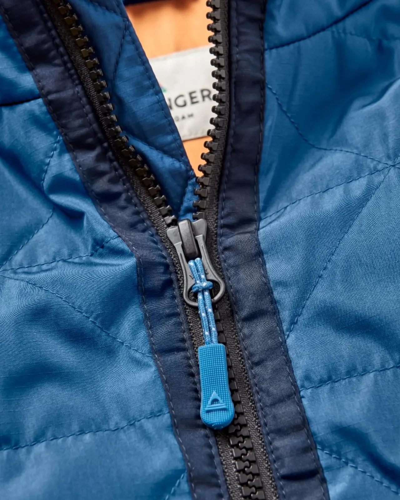 trace_recycelte_thermore_isolierte_jacke__dunkelblauaprikose_8.webp Outlet Trace Recycelte Thermore® Isolierte Jacke - Dunkelblau/Aprikose Damen Jacken