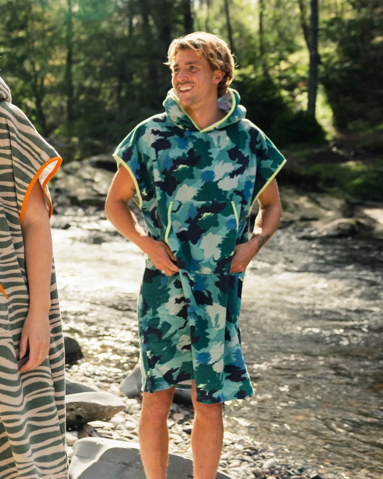 tulum_recycelter_handtuchponcho__alpine_camo_khaki_2.webp Store Tulum Recycelter Handtuch-Poncho - Alpine Camo Khaki Handtücher | Surf-ponchos