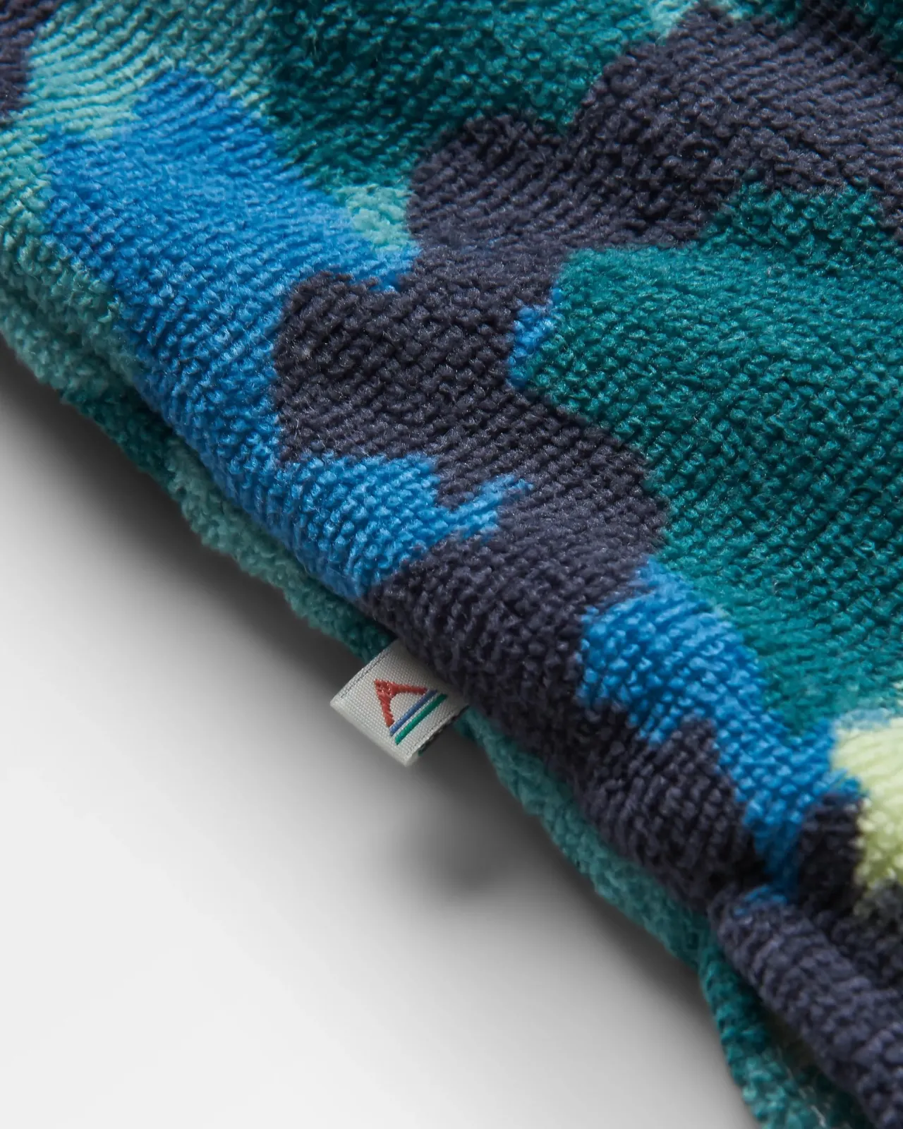 tulum_recycelter_handtuchponcho__alpine_camo_khaki_5.webp Store Tulum Recycelter Handtuch-Poncho - Alpine Camo Khaki Handtücher | Surf-ponchos