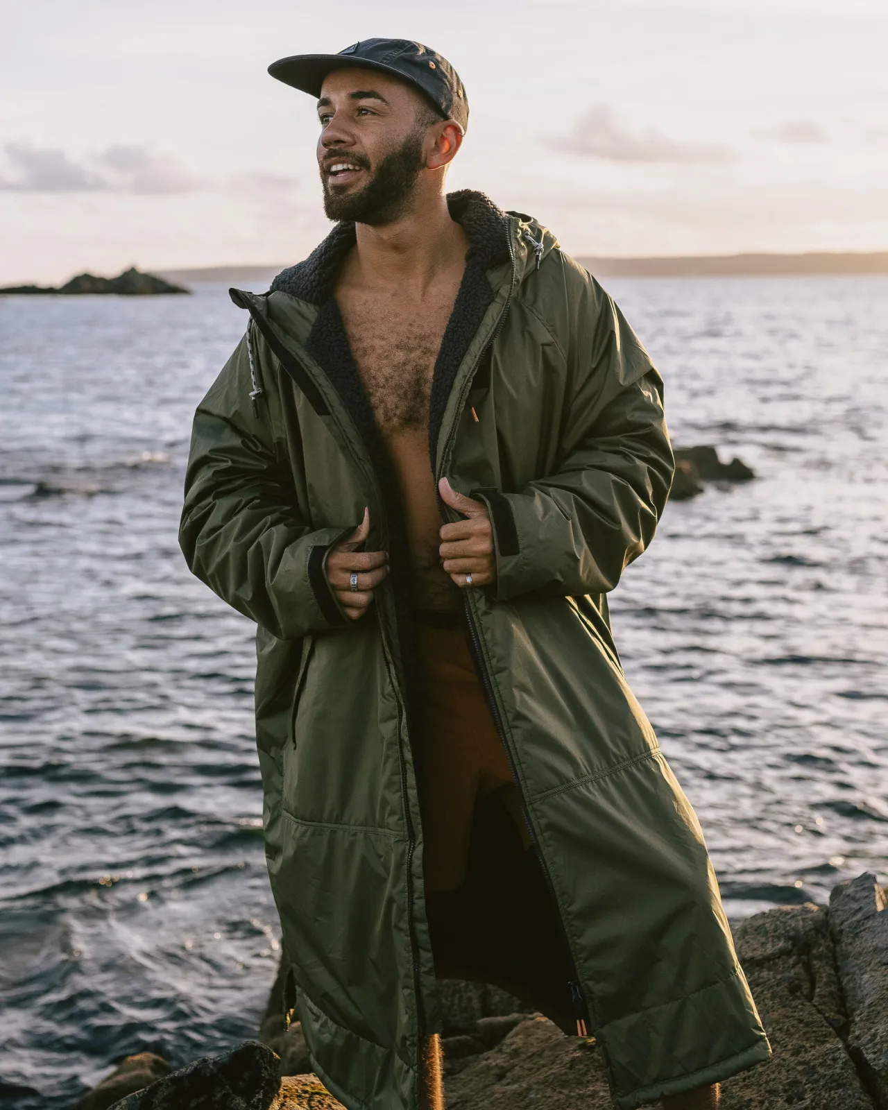 waves_recycelter_sherpa_geftterter_surfponcho__khaki_5.webp Fashion Waves Recycelter Sherpa Gefütterter Surf-Poncho - Surf-ponchos | Surfzubehör