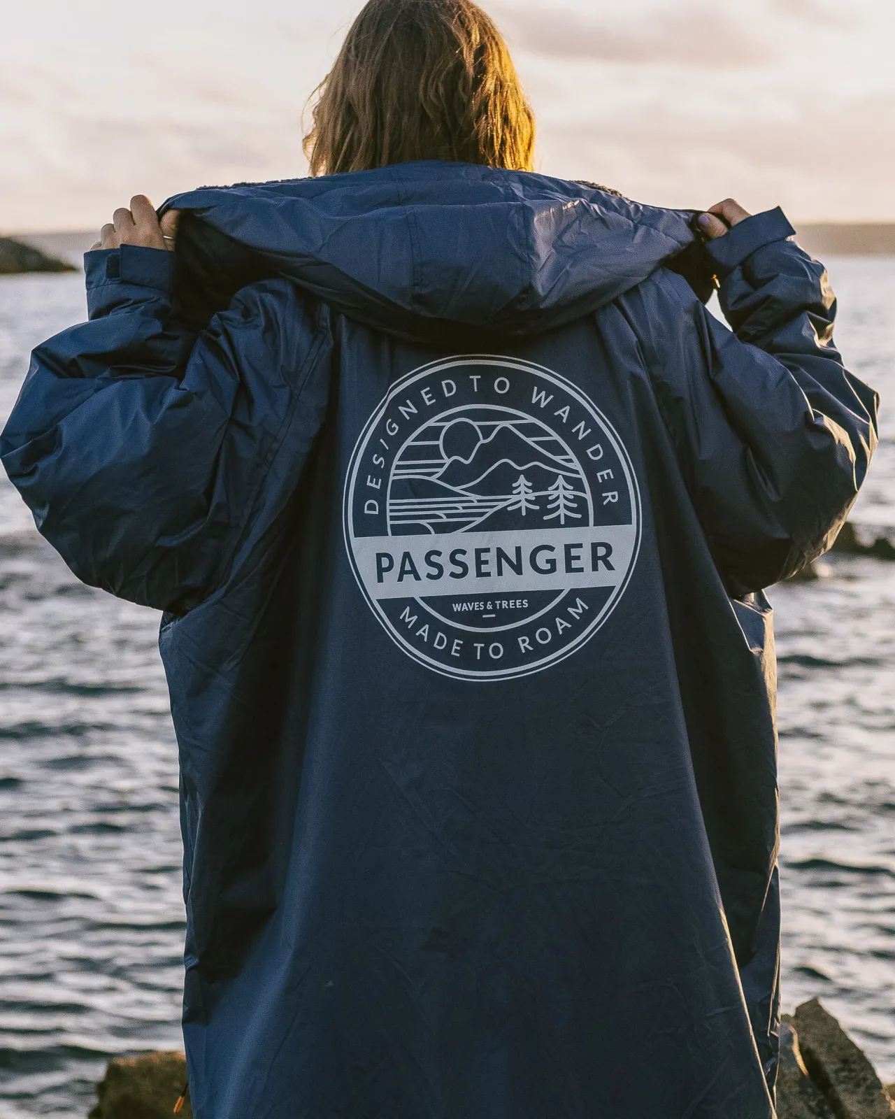 waves_recycelter_sherpa_geftterter_surfponcho__tiefes_marineblau_4.webp Outlet Waves Recycelter Sherpa Gefütterter Surf-Poncho - Tiefes Marineblau Surf-ponchos | Surf-ponchos