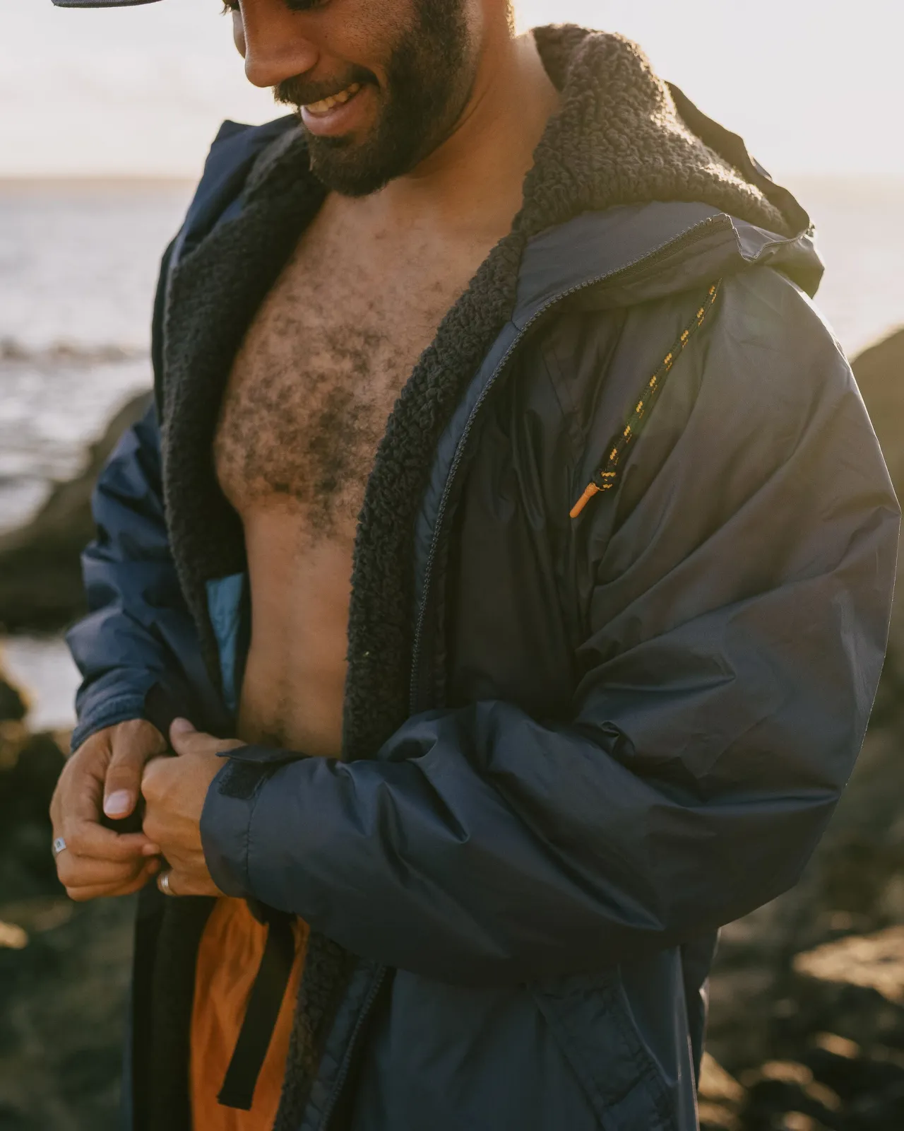 waves_recycelter_sherpa_geftterter_surfponcho__tiefes_marineblau_6.webp Outlet Waves Recycelter Sherpa Gefütterter Surf-Poncho - Tiefes Marineblau Surf-ponchos | Surf-ponchos