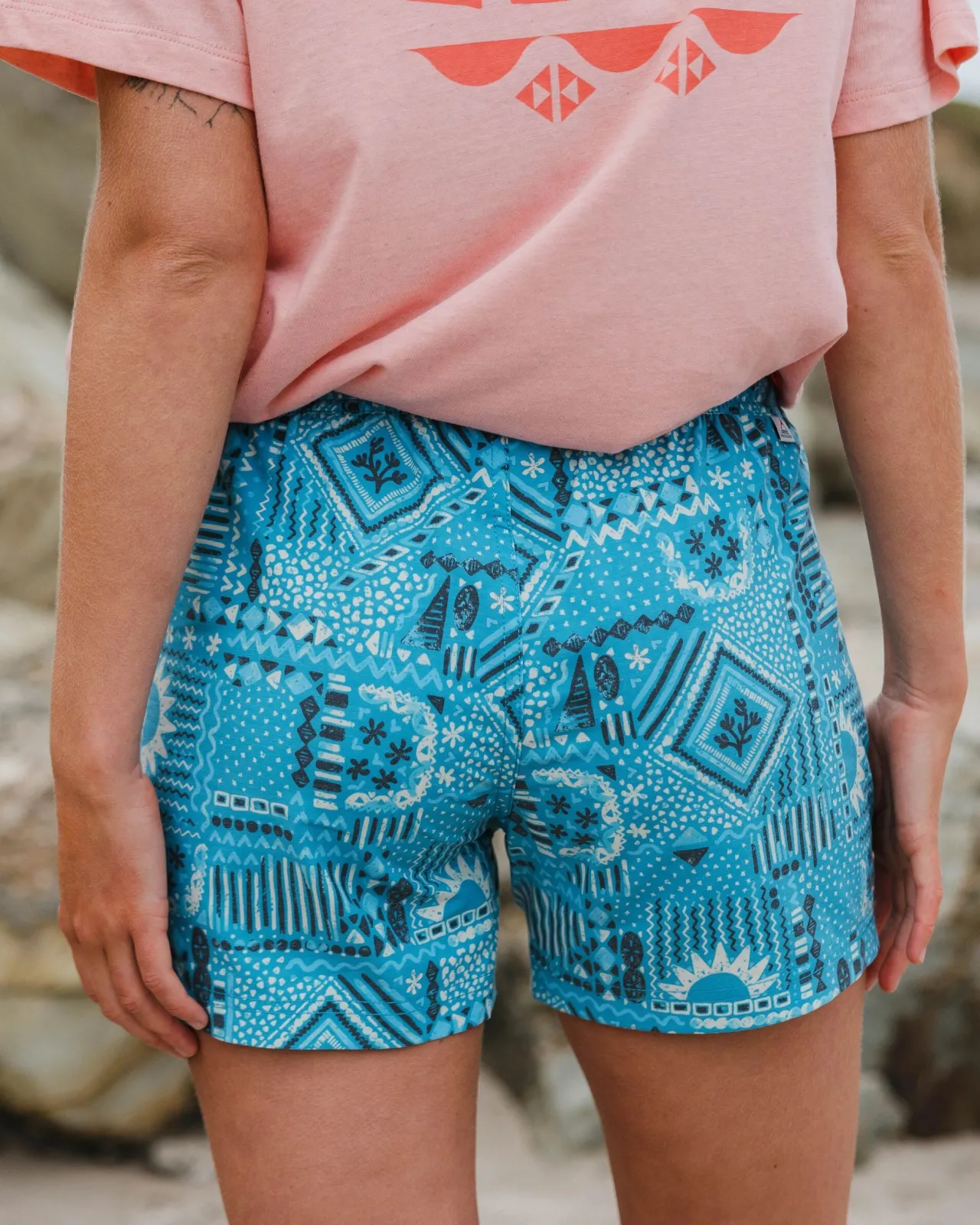 way_out_recycelte_allzweckshorts__vintage_patchwork_blau_pool_2.webp Cheap Way Out Recycelte Allzweck-Shorts - Vintage Patchwork Blau Pool Damen Kurze Hosen
