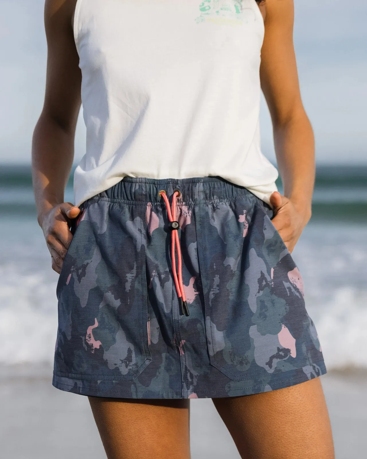 Store Wonderland Gewebter Skort - Ahorn Camo Damen Kleider & Röcke | Kurze Hosen