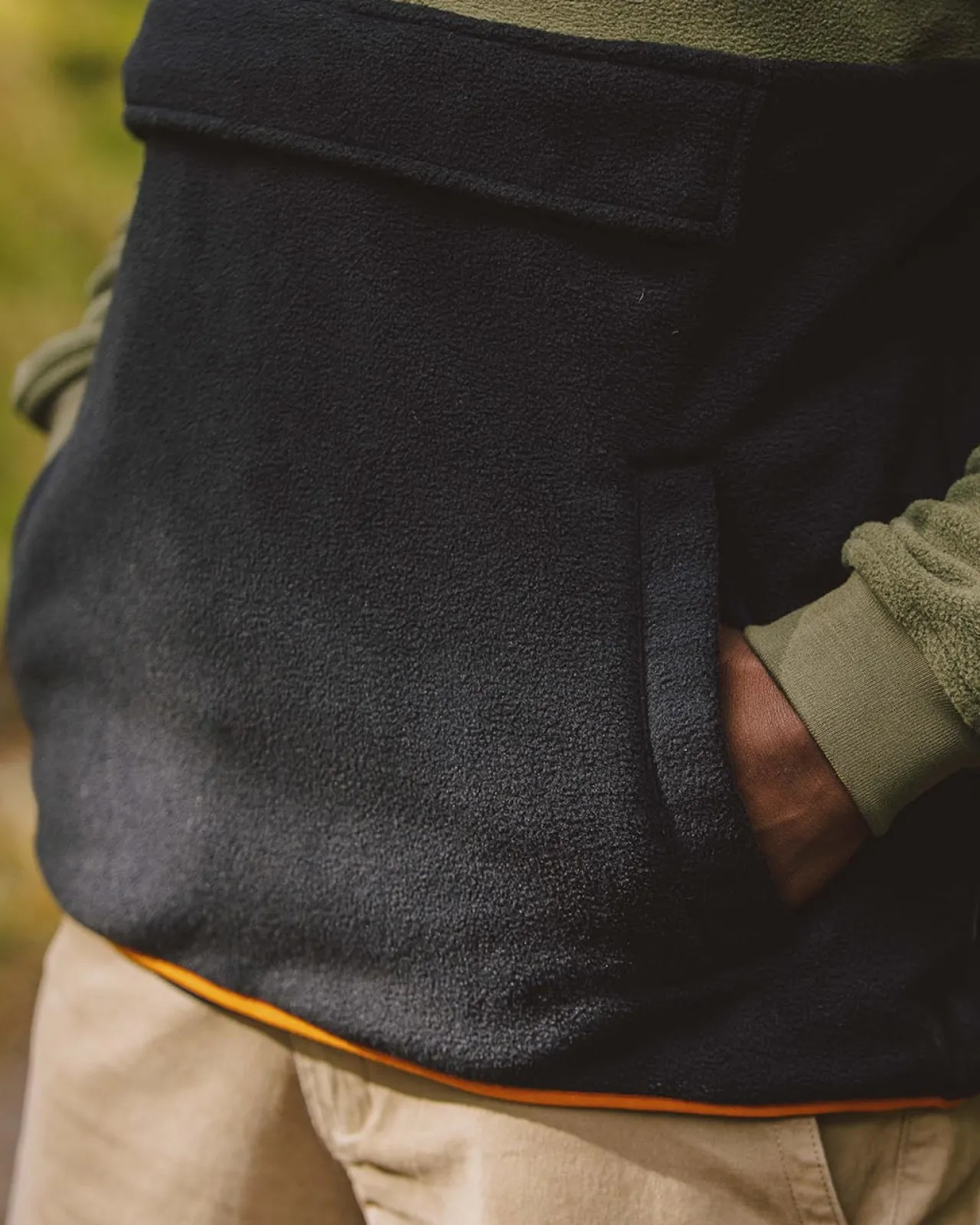 woodland_kapuzenpullover_mit__reiverschluss_aus_recyceltem_polarfleece__echtes_schwarz_khaki_4.webp Outlet Woodland Kapuzenpullover mit 1/2 Reißverschluss aus recyceltem Polarfleece - Echtes Schwarz/ Khaki Herren Fleece | Fleece