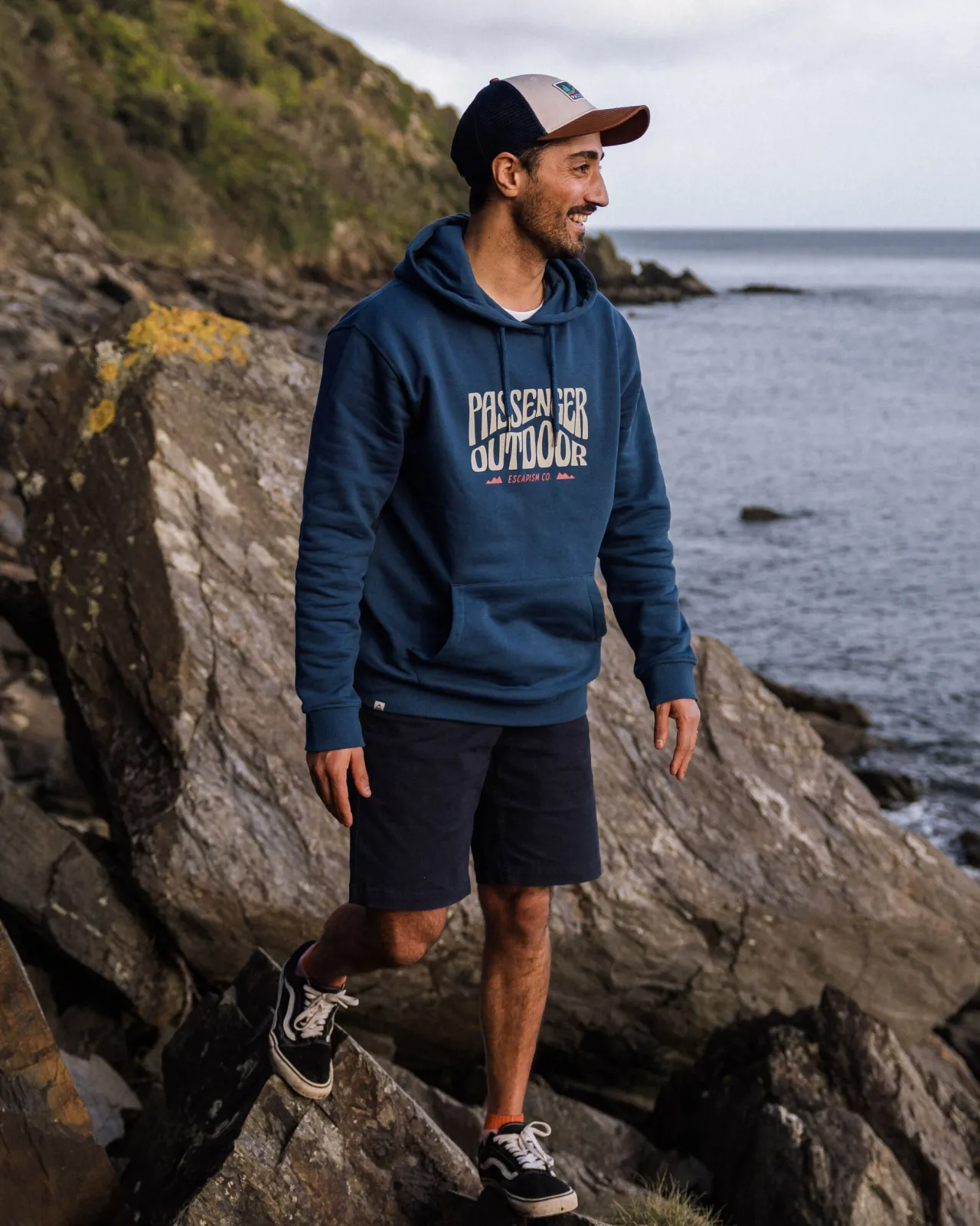 yuca_biobaumwoll_hoodie__dunkler_denim_2.webp Fashion Yuca Bio-Baumwoll Hoodie - Dunkler Denim Herren Kapuzenpullover & Sweatshirts