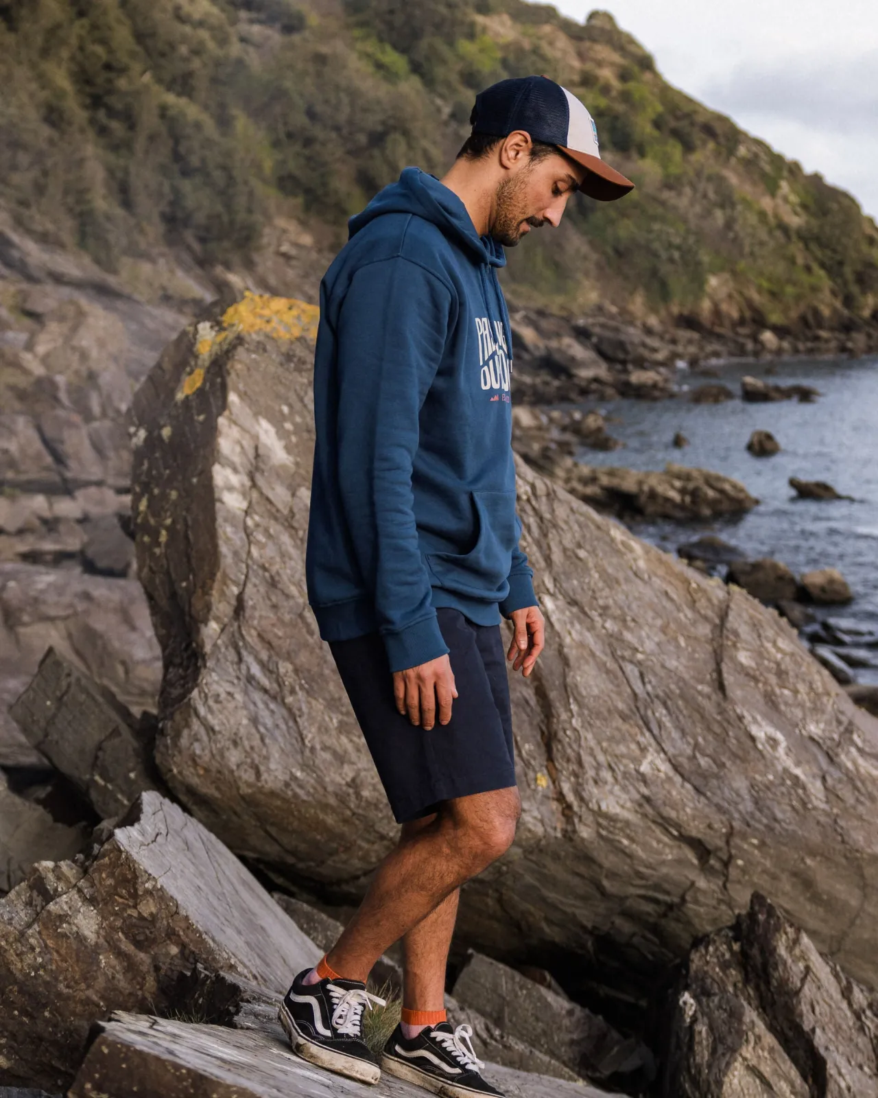 yuca_biobaumwoll_hoodie__dunkler_denim_3.webp Fashion Yuca Bio-Baumwoll Hoodie - Dunkler Denim Herren Kapuzenpullover & Sweatshirts